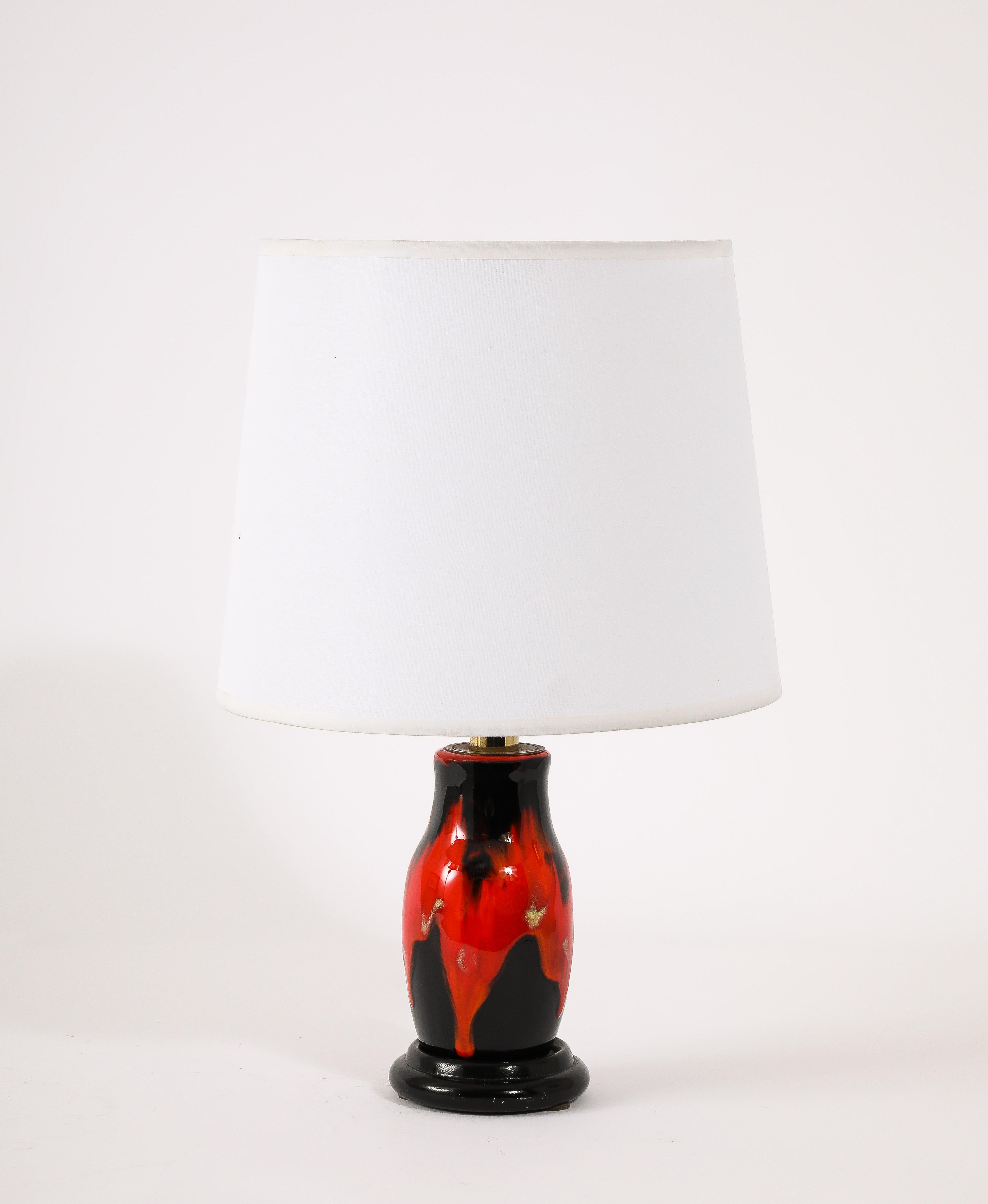 Ideal para una mesilla de noche, en esmaltes rojo flameado y negro. 12x4 sin la pantalla.
