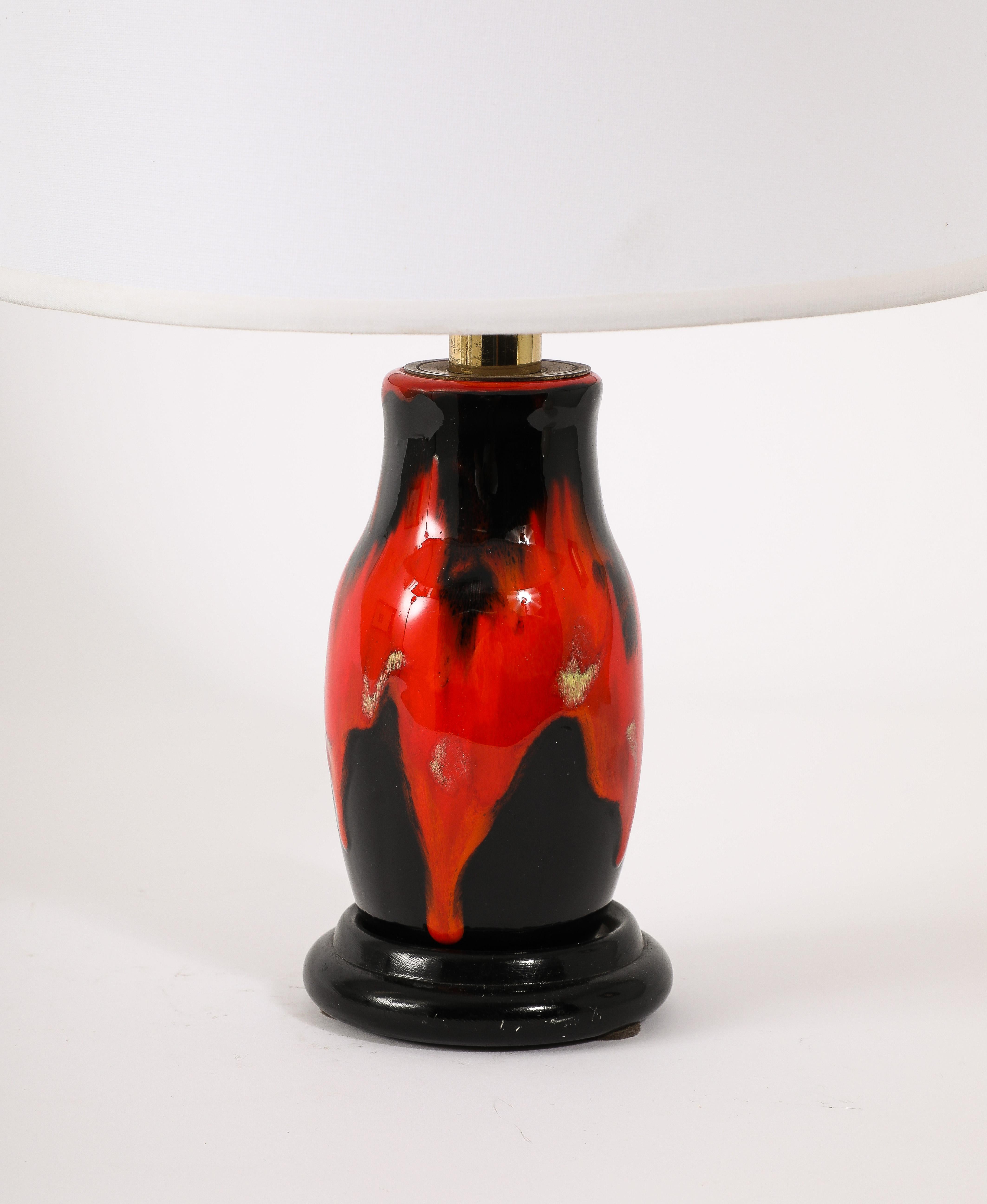 Lámpara de mesa Vallauris esmaltada en negro y rojo, Francia Años 60 Moderno de mediados de siglo en venta