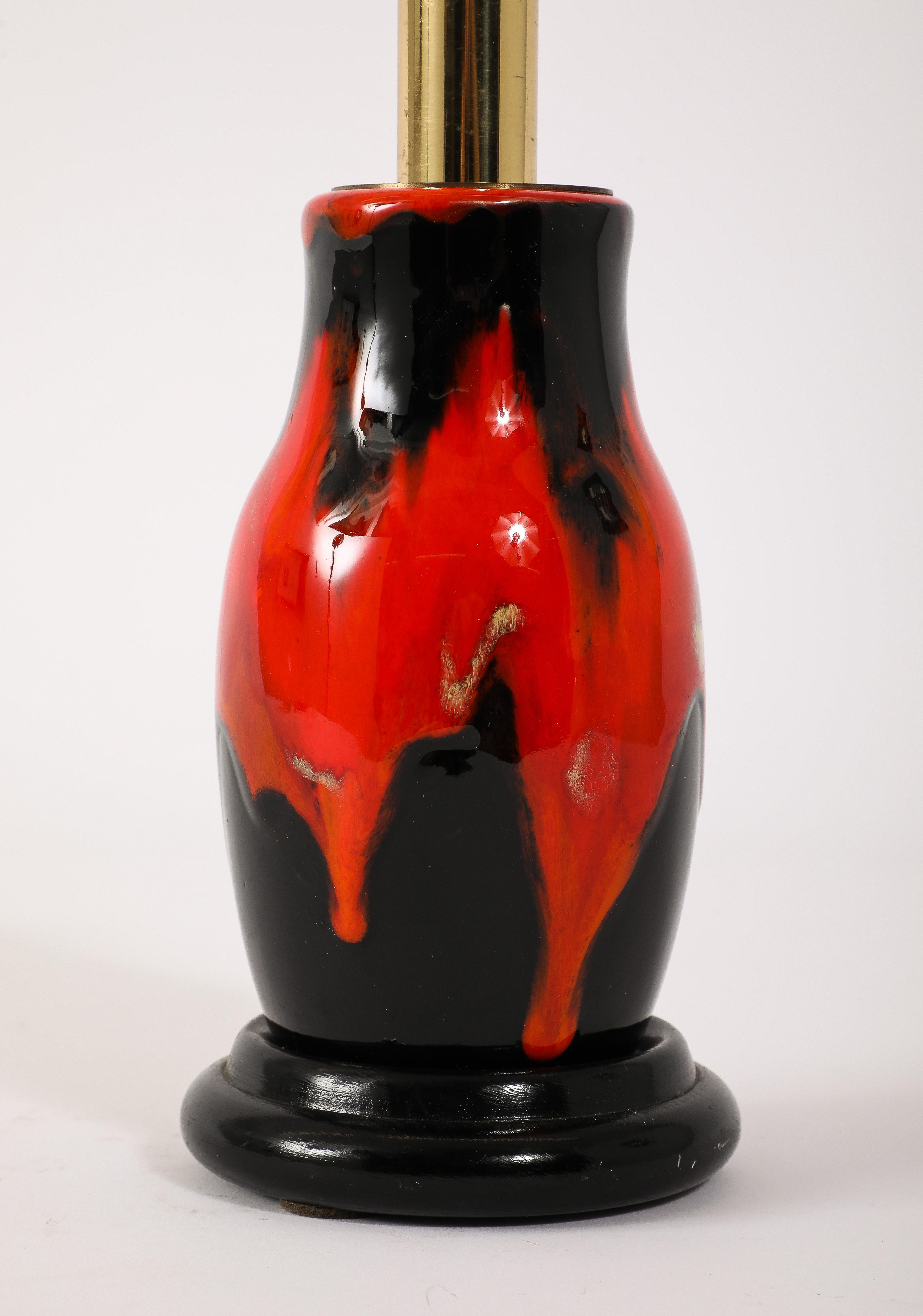 Lámpara de mesa Vallauris esmaltada en negro y rojo, Francia Años 60 Cerámico en venta