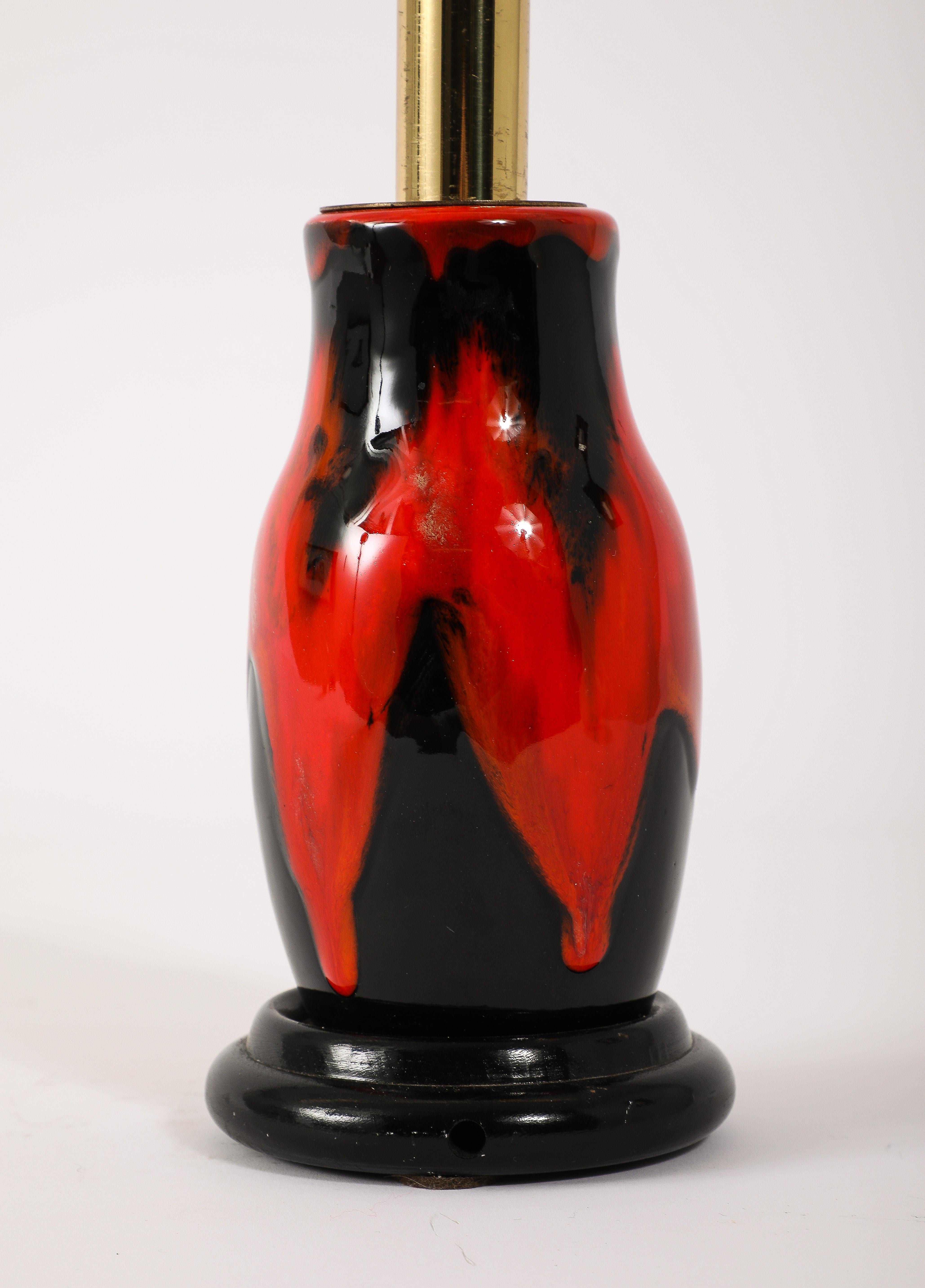 Lámpara de mesa Vallauris esmaltada en negro y rojo, Francia Años 60 en venta 2