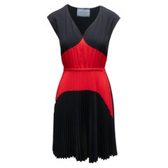 Schwarzes & rotes Prada plissiertes Farbblock-Kleid in Schwarz & Rot Größe IT 38