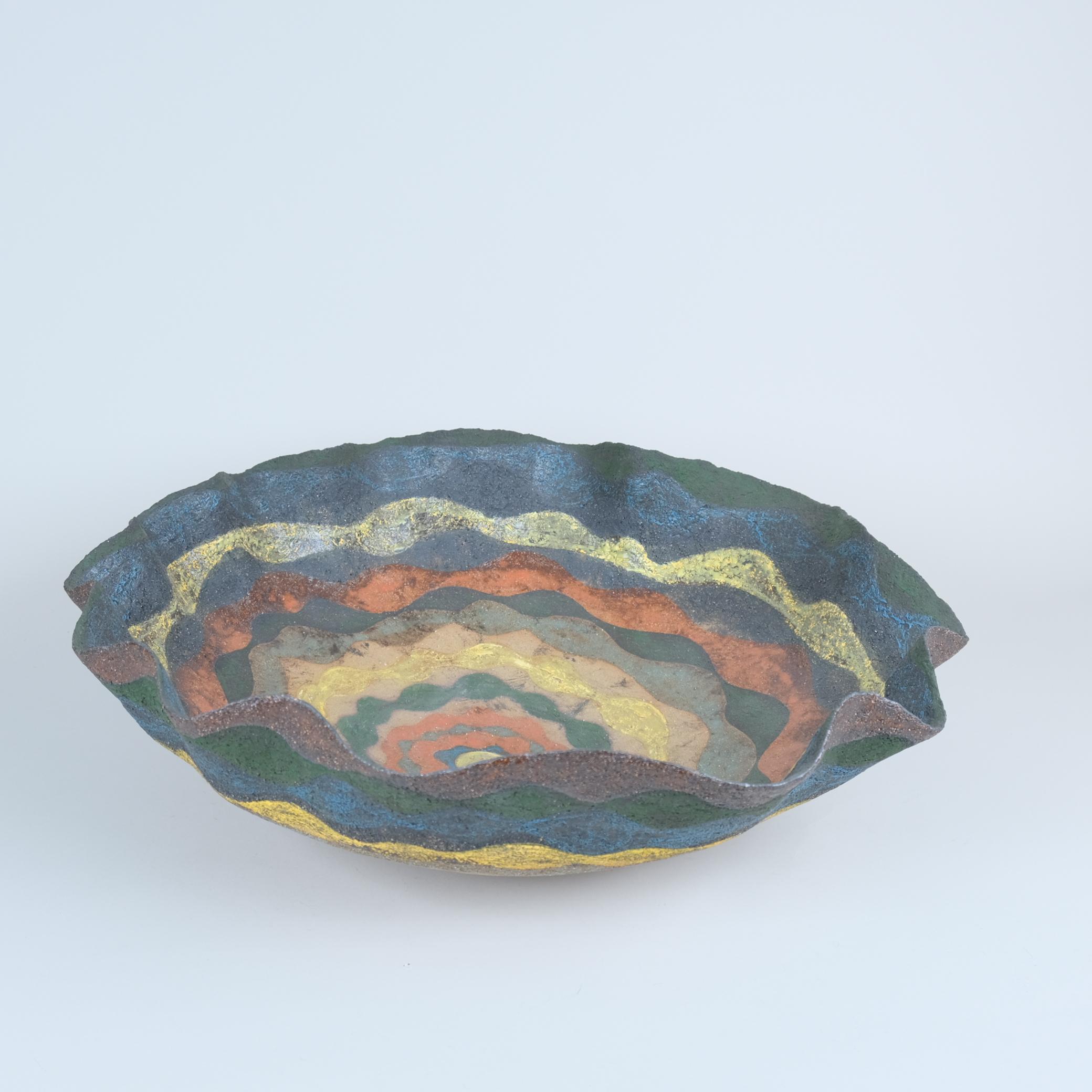 Plato grande de cerámica negro, rojo y amarillo Kati Tuominen-Niittylä, Marruecos Serie 1 en venta 2