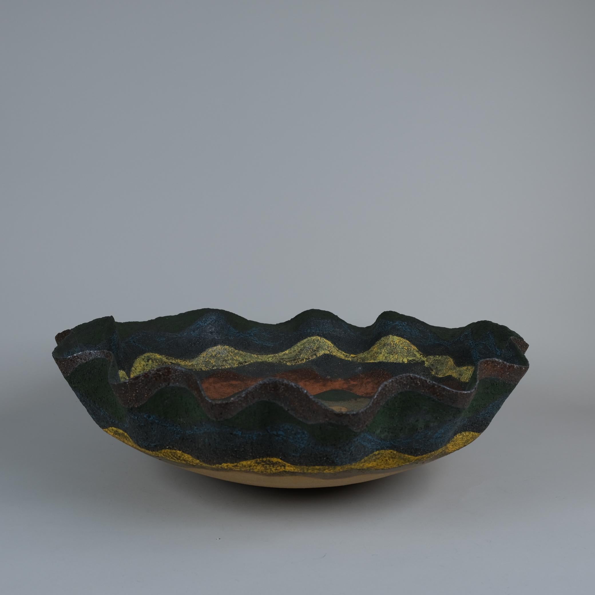Plato grande de cerámica negro, rojo y amarillo Kati Tuominen-Niittylä, Marruecos Serie 1 Moderno en venta