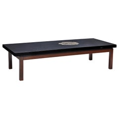 Mesa baja de resina negra y ágata by Ado Chale