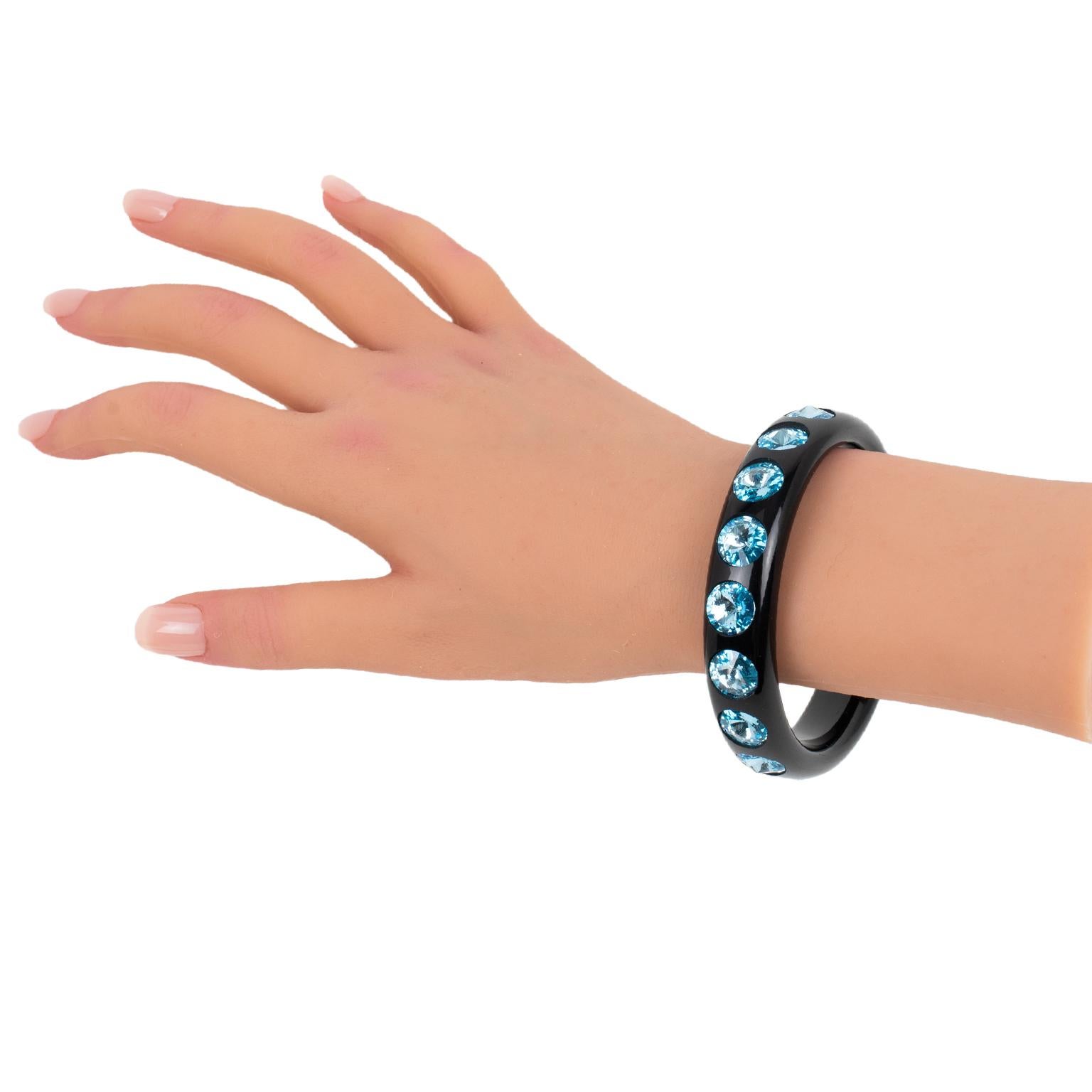Bracelet jonc en résine noire avec strass en cristal bleu bébé Excellent état - En vente à Atlanta, GA