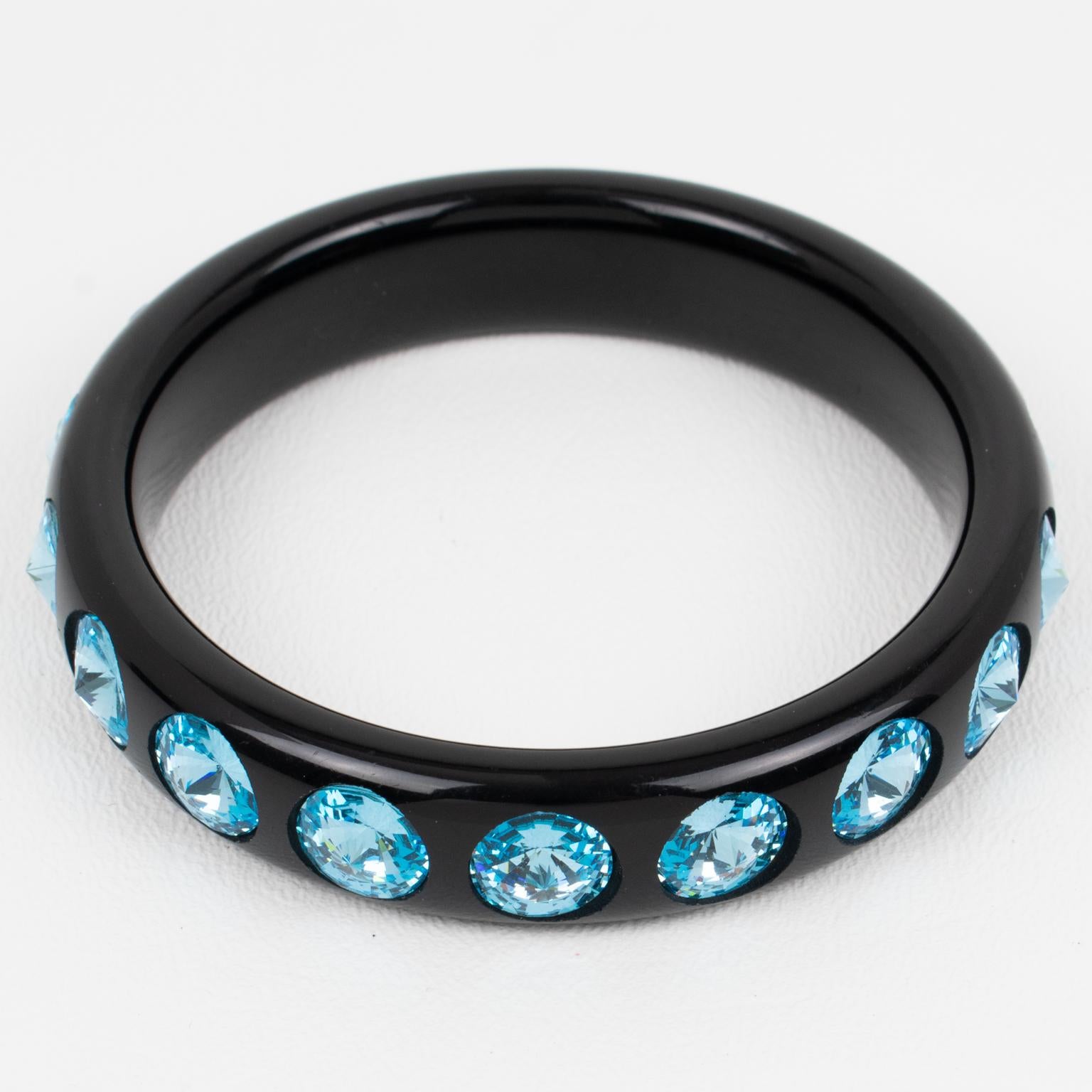 Bracelet jonc en résine noire avec strass en cristal bleu bébé en vente 1