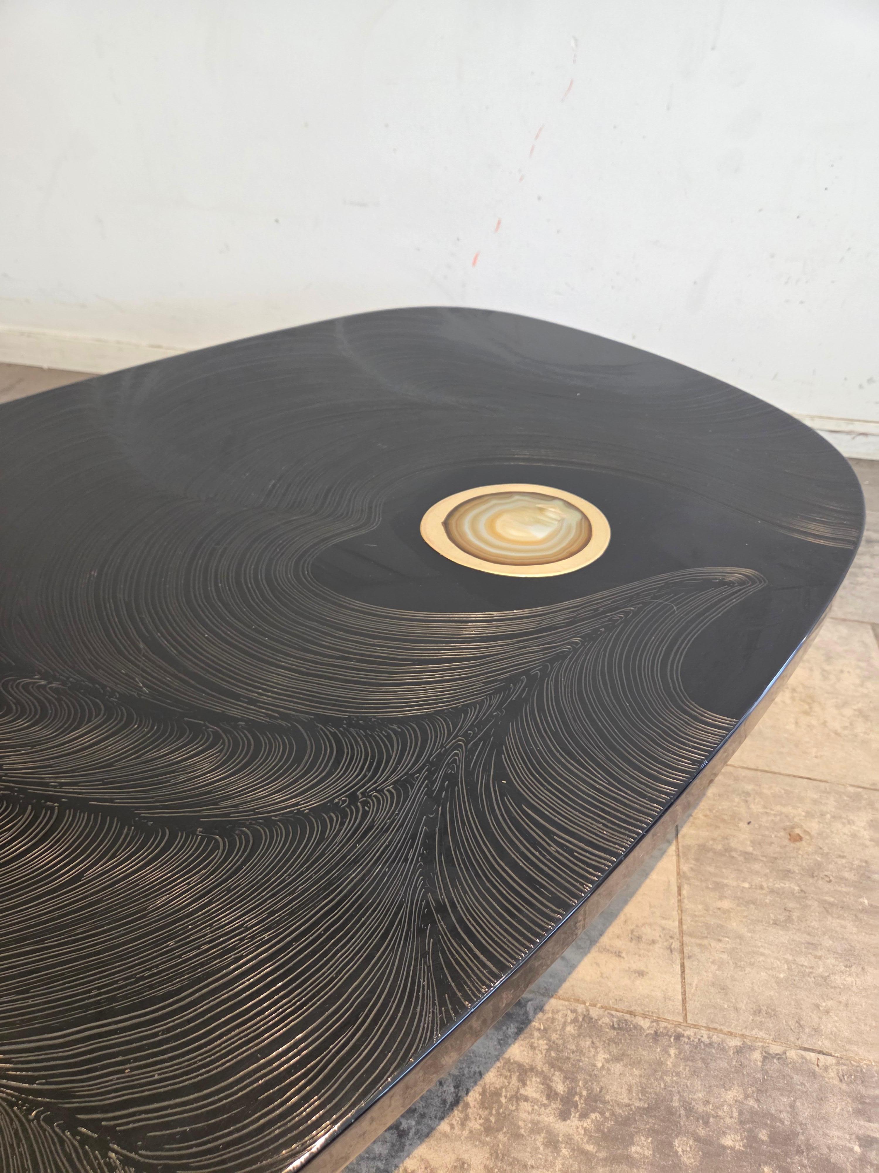 Couchtisch aus schwarzem Harz mit Gravur, signiert 