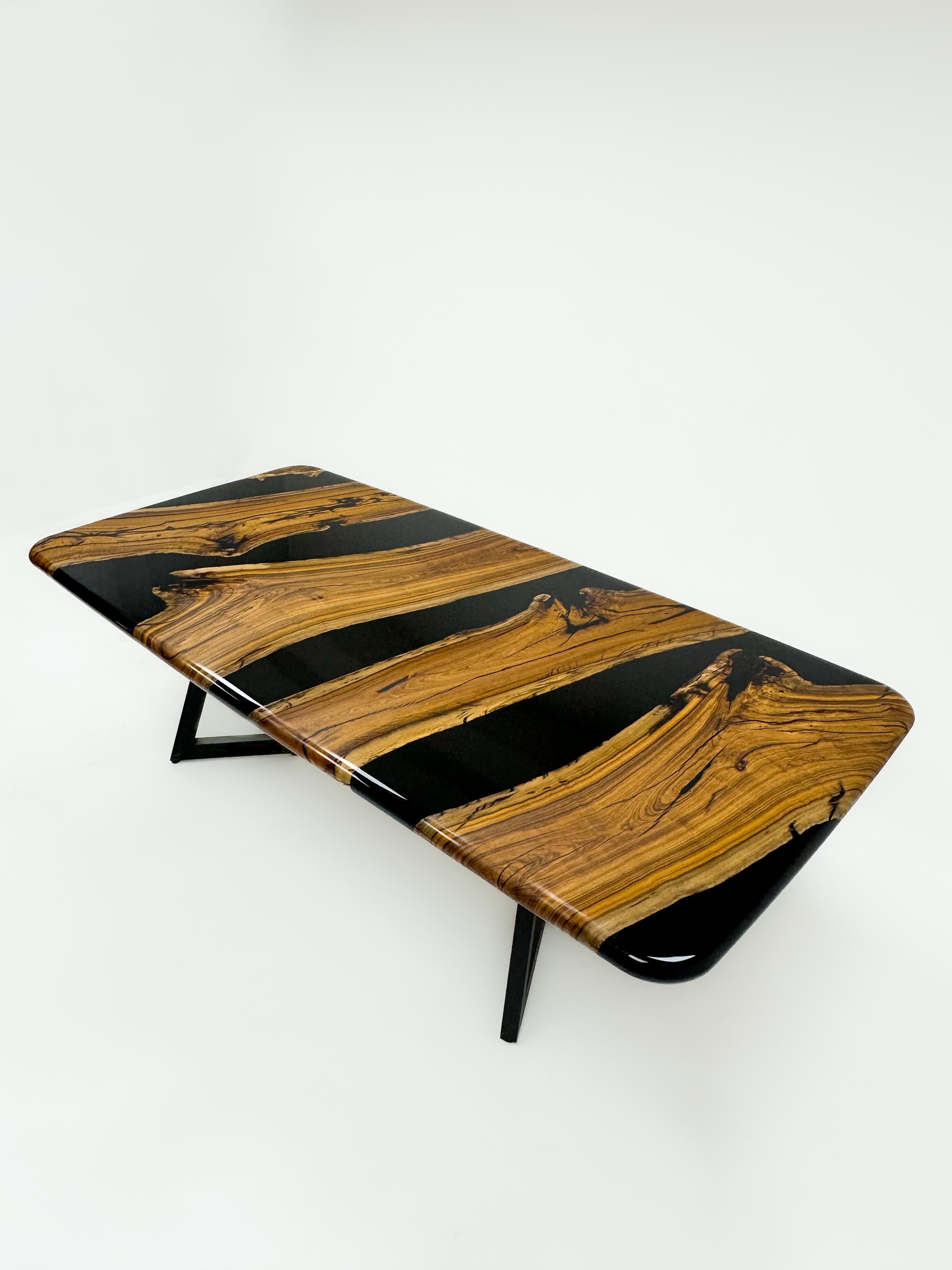 Turc Table en bois époxy noyer noir - Table de rivière en résine sur mesure - Table époxy noire en vente
