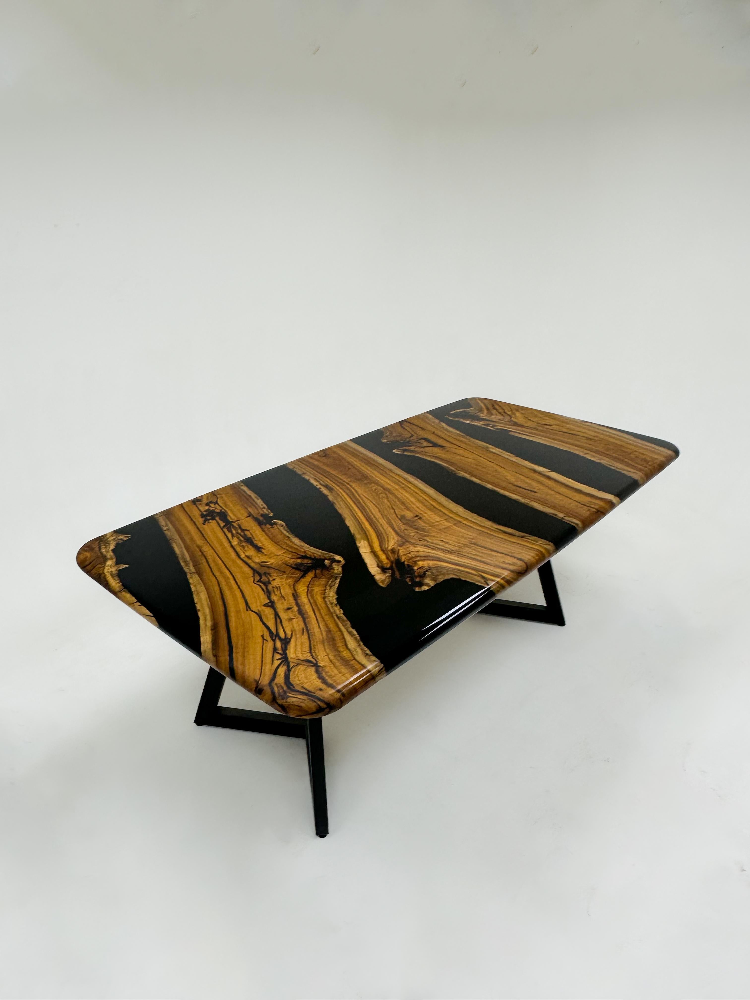 Brossé Table en bois époxy noyer noir - Table de rivière en résine sur mesure - Table époxy noire en vente