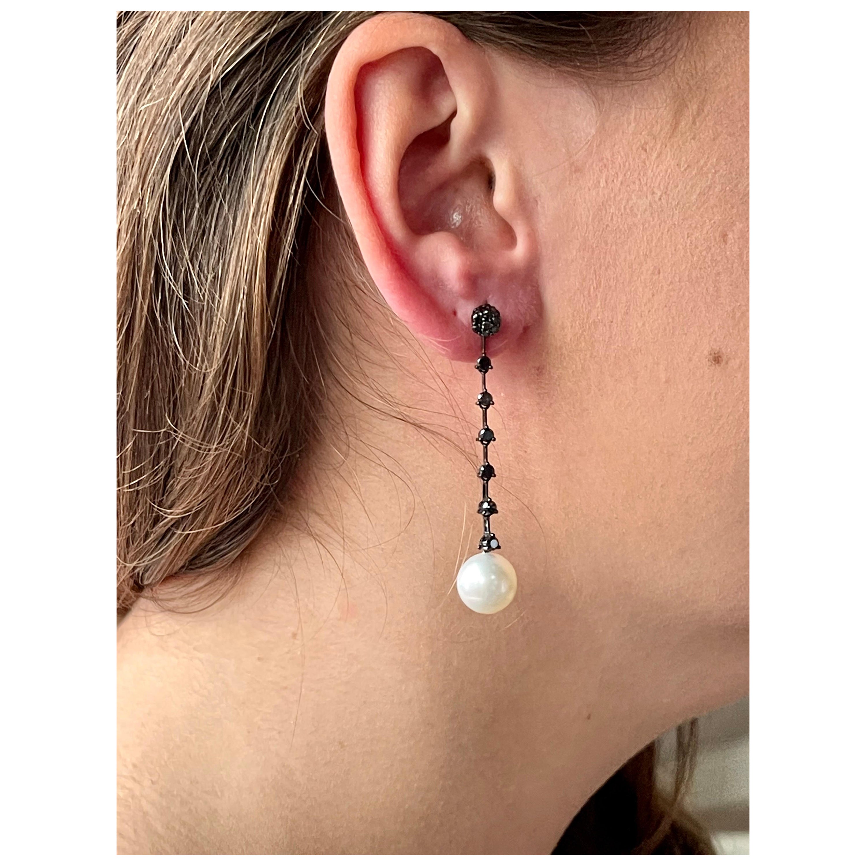 Pendants d'oreilles en rhodium noir 18 carats avec diamants noirs en ligne unique et perles des mers du Sud en vente