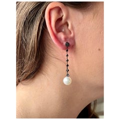 Pendants d'oreilles en rhodium noir 18 carats avec diamants noirs en ligne unique et perles des mers du Sud