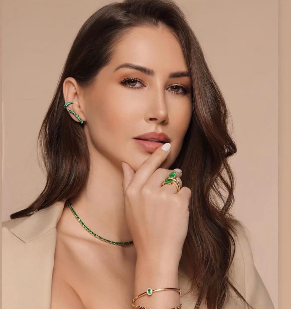 -Métal en or blanc 18 carats
-Plaqué rhodium noir 
-6 Emerald Gems :
Poids : 0,66 CT 
Taille : 0,05 pièce

Ne nécessite pas de piercing, il se fixe à l'aide d'un clip.