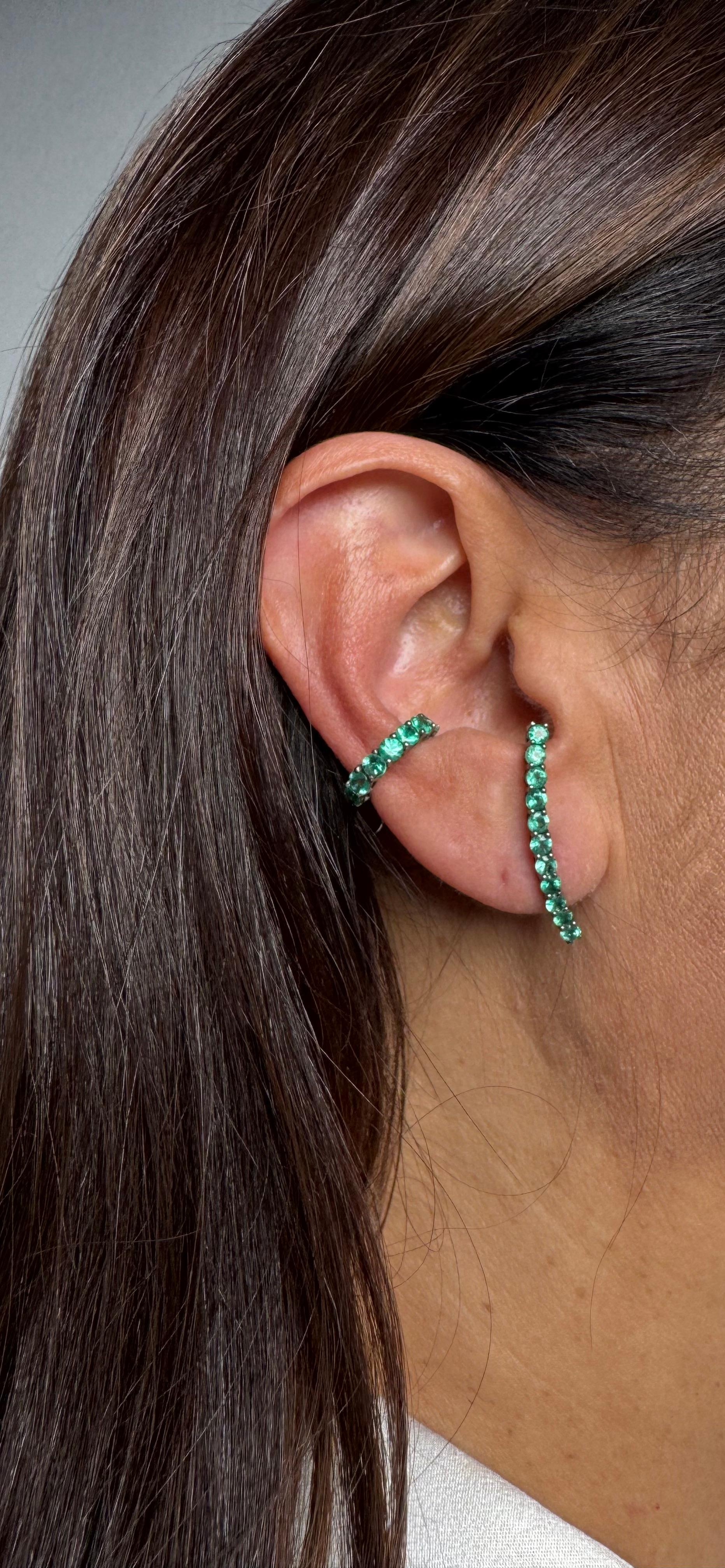 -Métal en or blanc 18 carats
-Plaqué rhodium noir 
-6 Emerald Gems :
Poids : 0,66 CT 
Taille : 0,05 pièce

Ne nécessite pas de piercing, il se fixe à l'aide d'un clip.