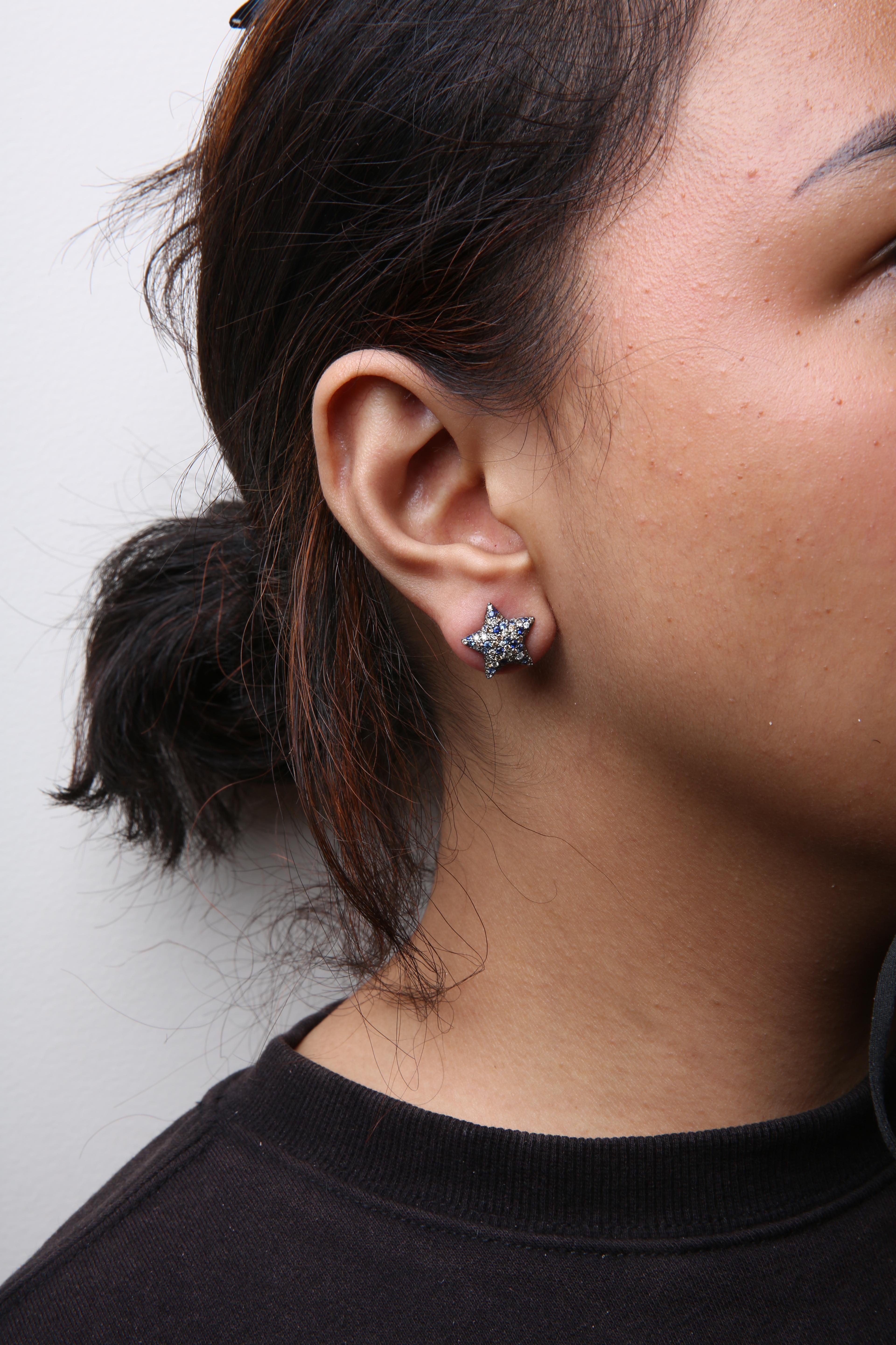 Taille ronde Clous d'oreilles en rhodium noir sur or blanc 18 carats avec diamants de 1,0 carat et saphir bleu en vente
