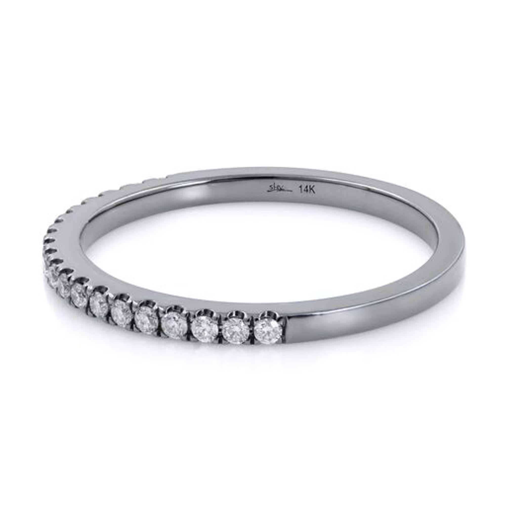 Un bijou tendance avec de l'or véritable et des diamants. Ce bracelet micro-pavé de style antique est réalisé en or blanc massif 14k et plaqué rhodium noir. Serti de micro diamants pave totalisant 0,18cttw. Ces diamants sont 100 % naturels et