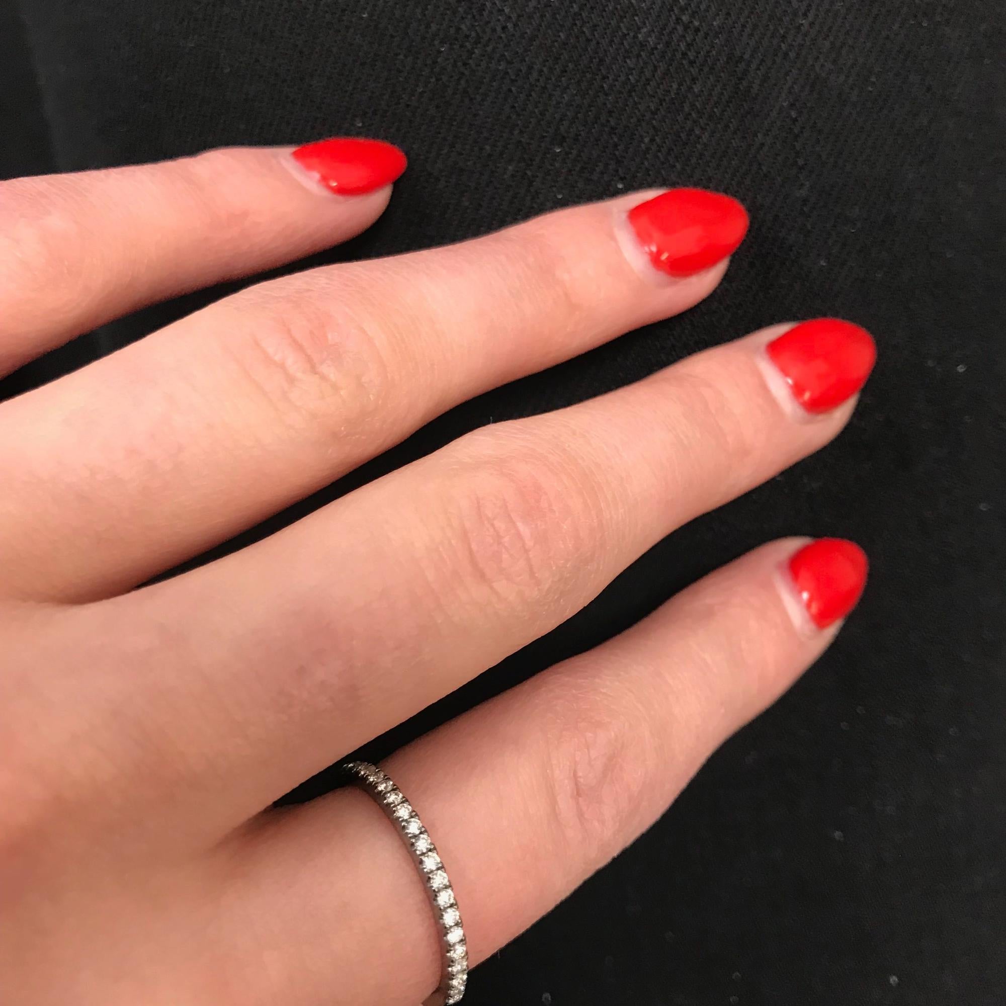 Bague pour femme en or blanc 14 carats avec diamants noirs plaqués rhodium de 0,18 carat Neuf - En vente à New York, NY