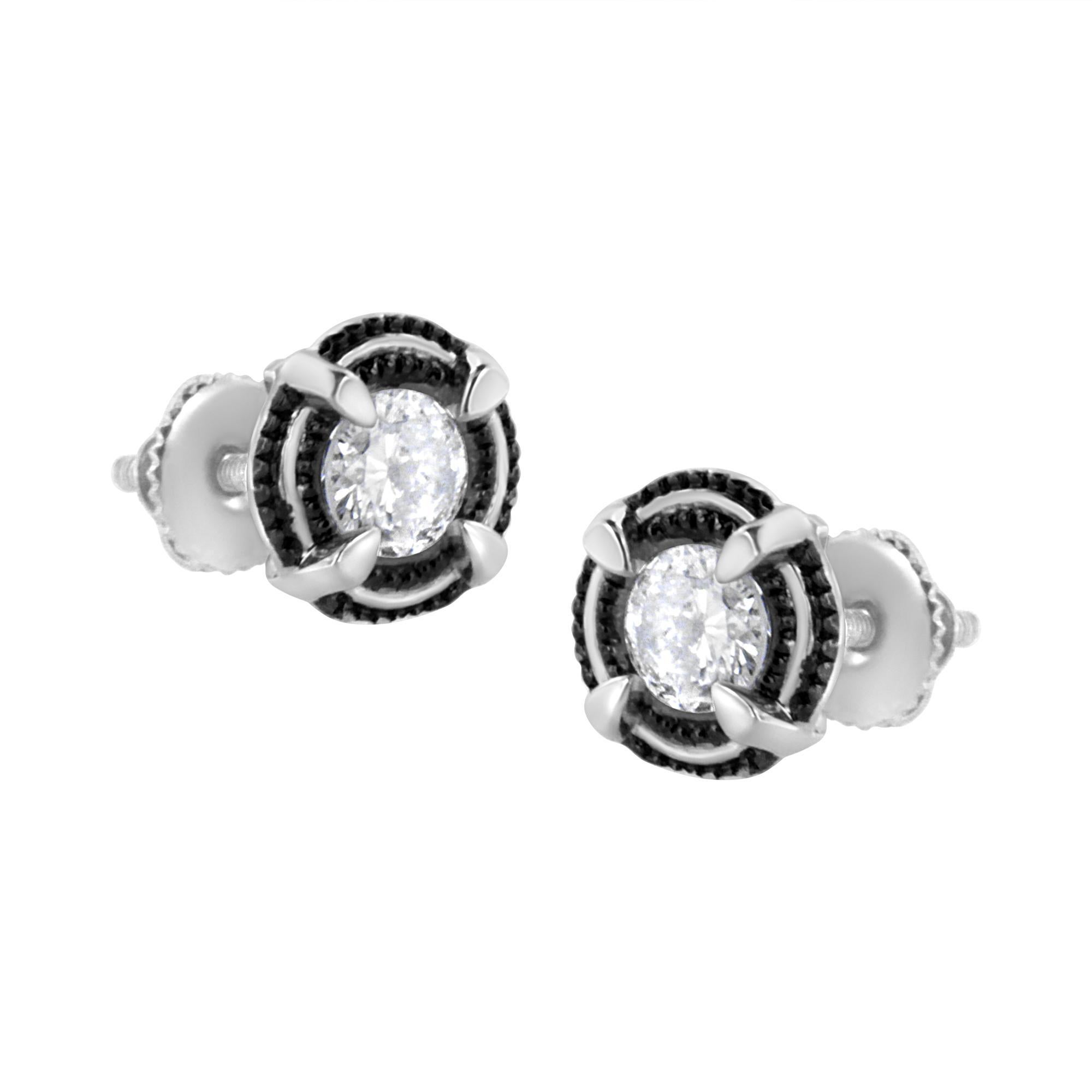 Un classico moderno: questi splendidi orecchini a perno in argento sterling al 92,5% presentano diamanti rotondi a forma di brillante con un peso totale di 1/2 carati. Questi diamanti scintillanti, in stile solitario, sono posizionati al centro di