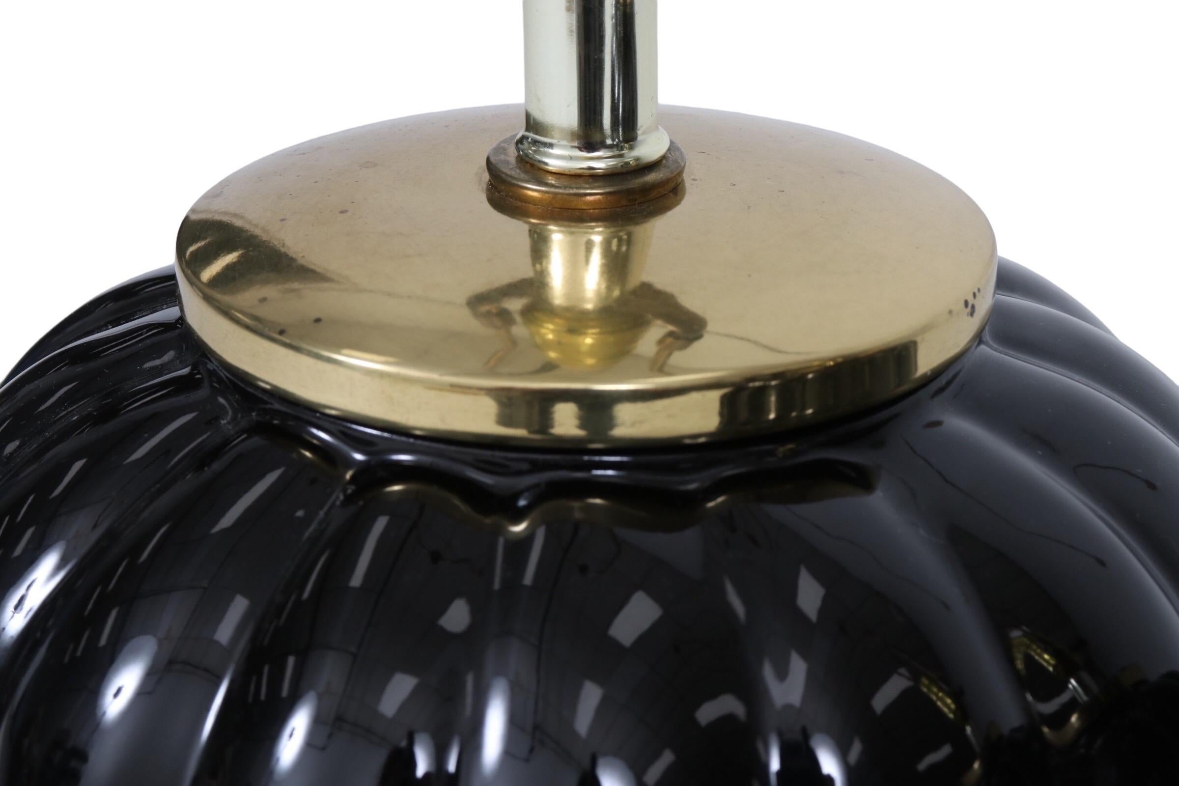 20ième siècle Paire de lampes de bureau en céramique côtelée noire en vente