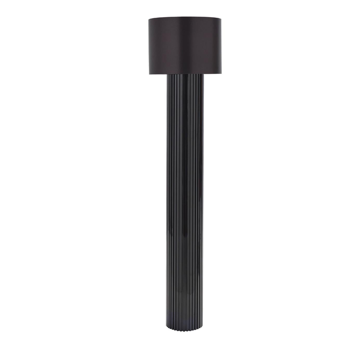 Die runde Stehlampe Black Riga ist ein Triumph der schlichten Formen. Die Stehleuchte zeichnet sich durch ihren stabilen Holzsockel mit schwarzer Hochglanzoberfläche und Cannetté-Motiv aus. Die Leuchte wird mit einem seidig glänzenden Stoffschirm
