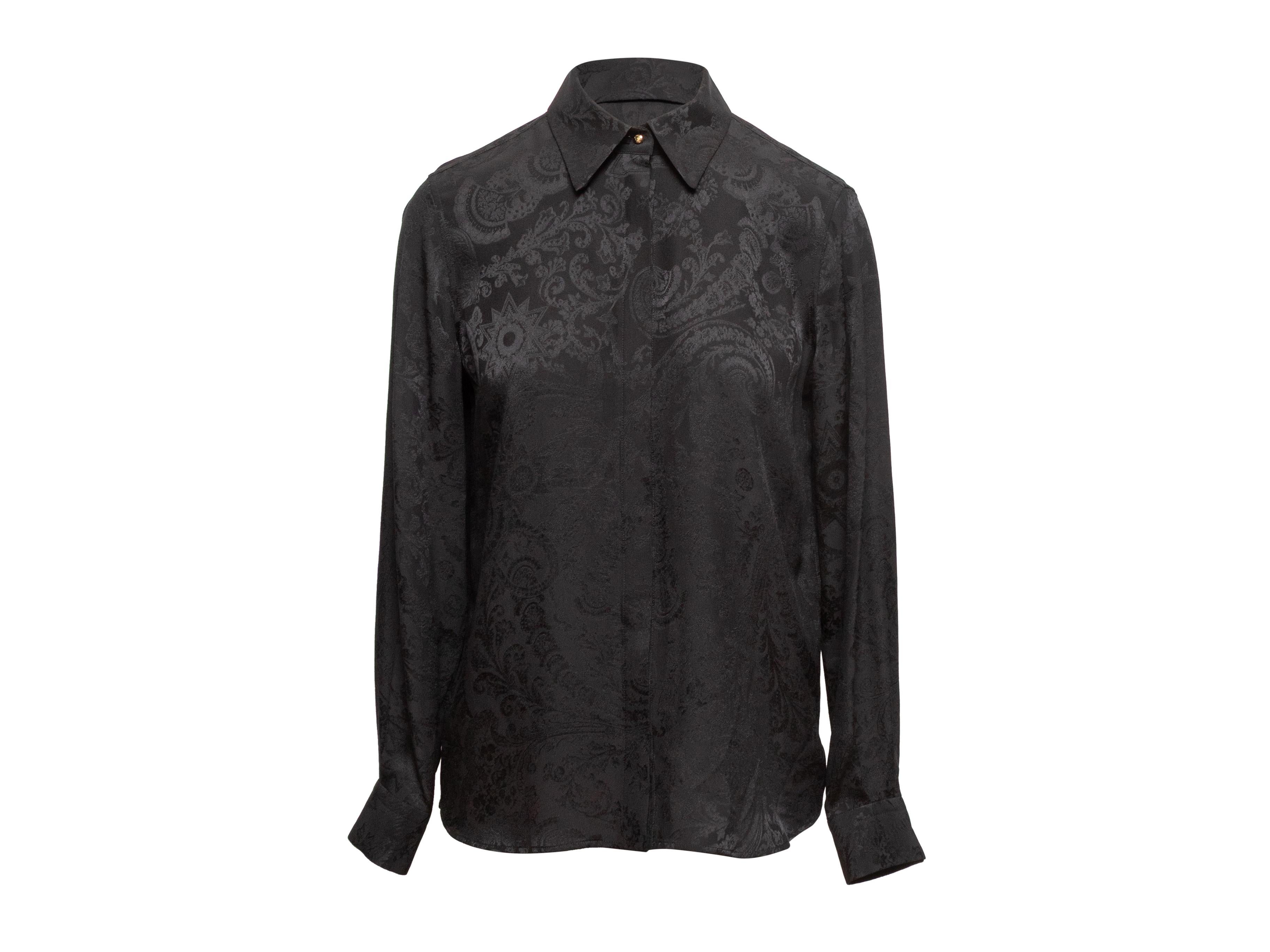 Top abotonado de seda negra con estampado paisley de manga larga de Roberto Cavalli. Cuello en punta. Cierre de botones delante. 38