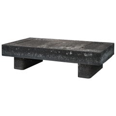 Table basse cocktail longue en forme de roche noire en mousse d'aluminium de Michael Young