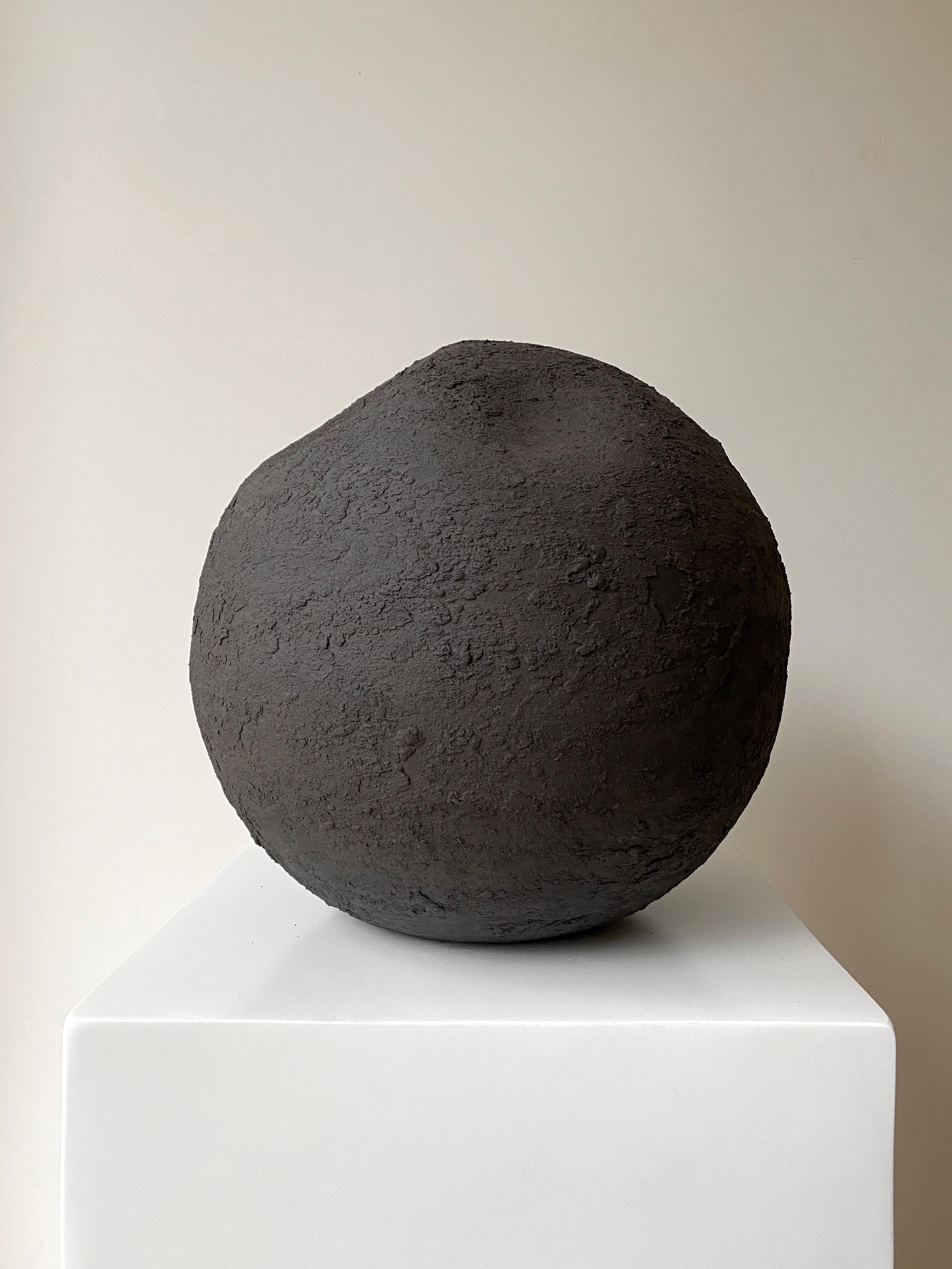 Black rock soft moon by Laura Pasquino
Dimensions: Ø 33 x H 32 cm, opening Ø 3 cm
Materials: stoneware ceramic
Finishing: unglazed natural stoneware
Colour: black
Laura Pasquino
Incorporating references from ancient Korean ceramics as well as