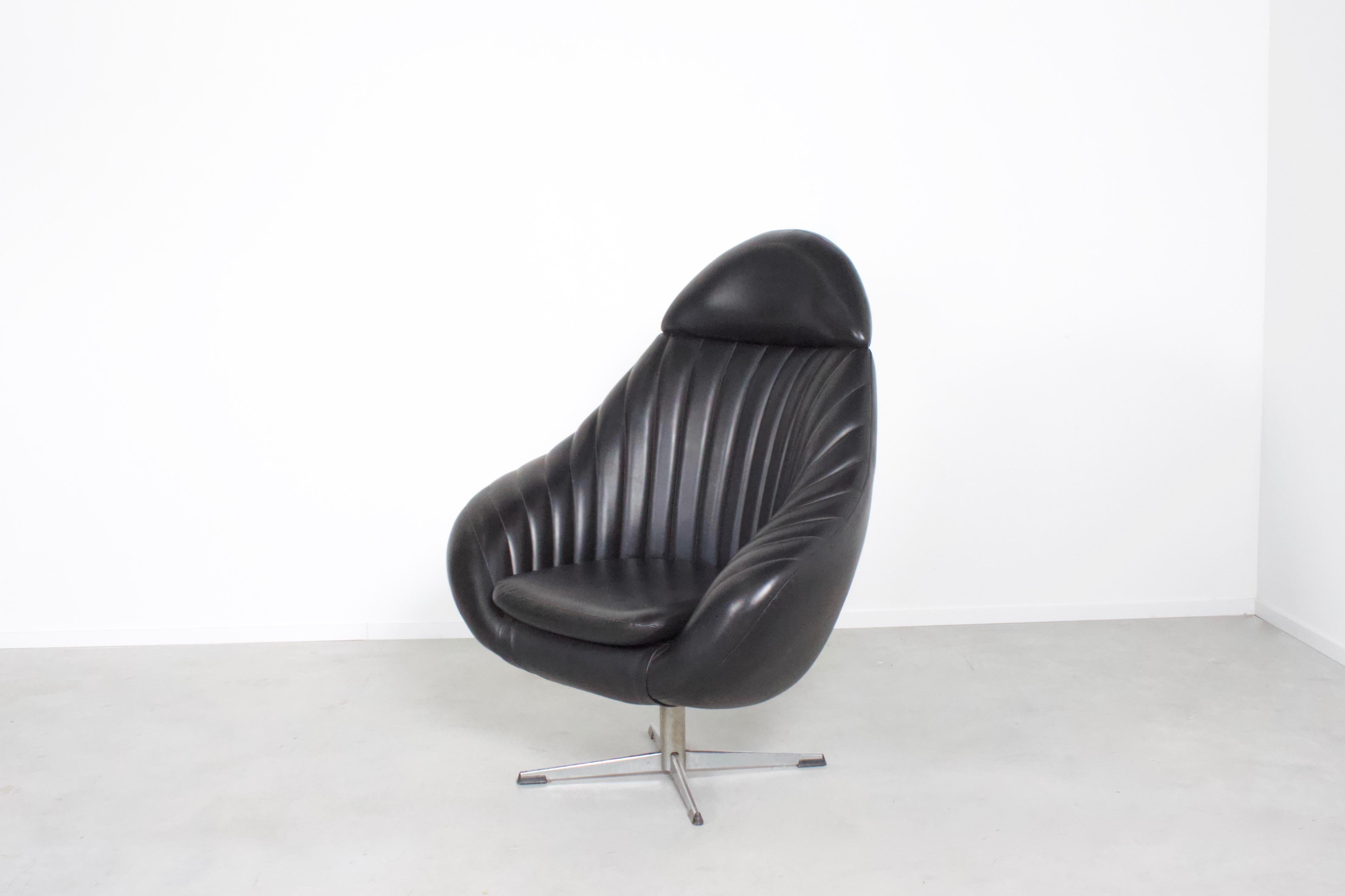Beautiful Rohe Noordwolde egg chair in very good condition. 

Chrome swivel base 

Black faux leather upholstered shell.




    