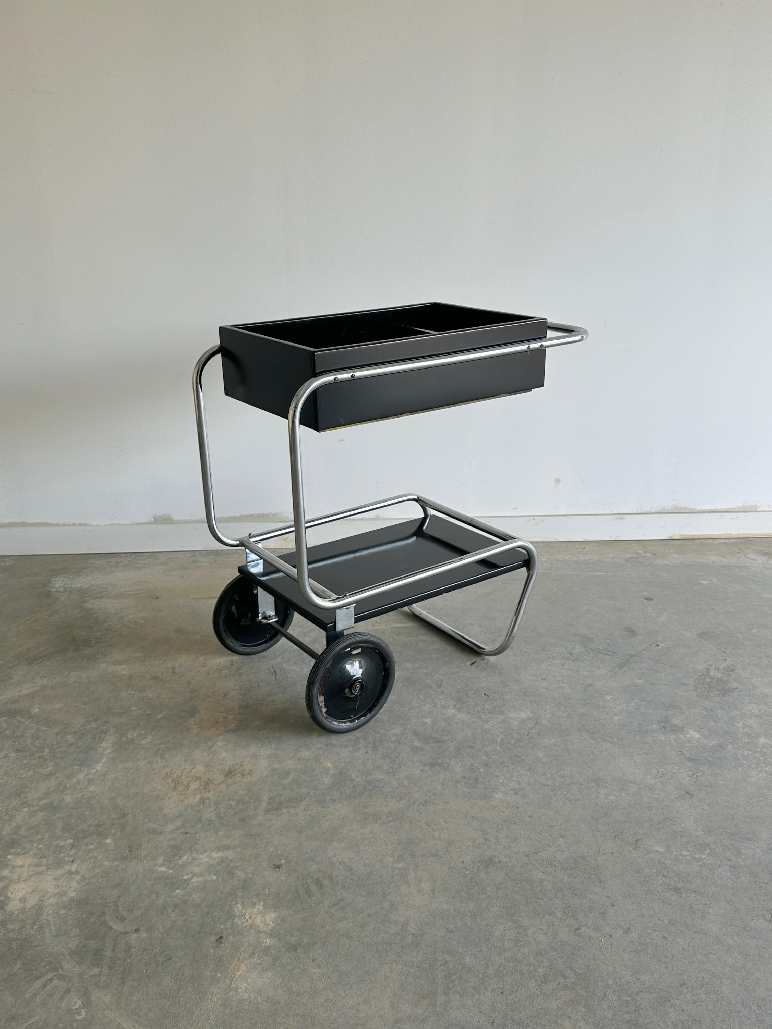 Art déco Chariot de bar roulant noir en chrome et bois par Gilbert Rohde pour Troy Sunshade en vente