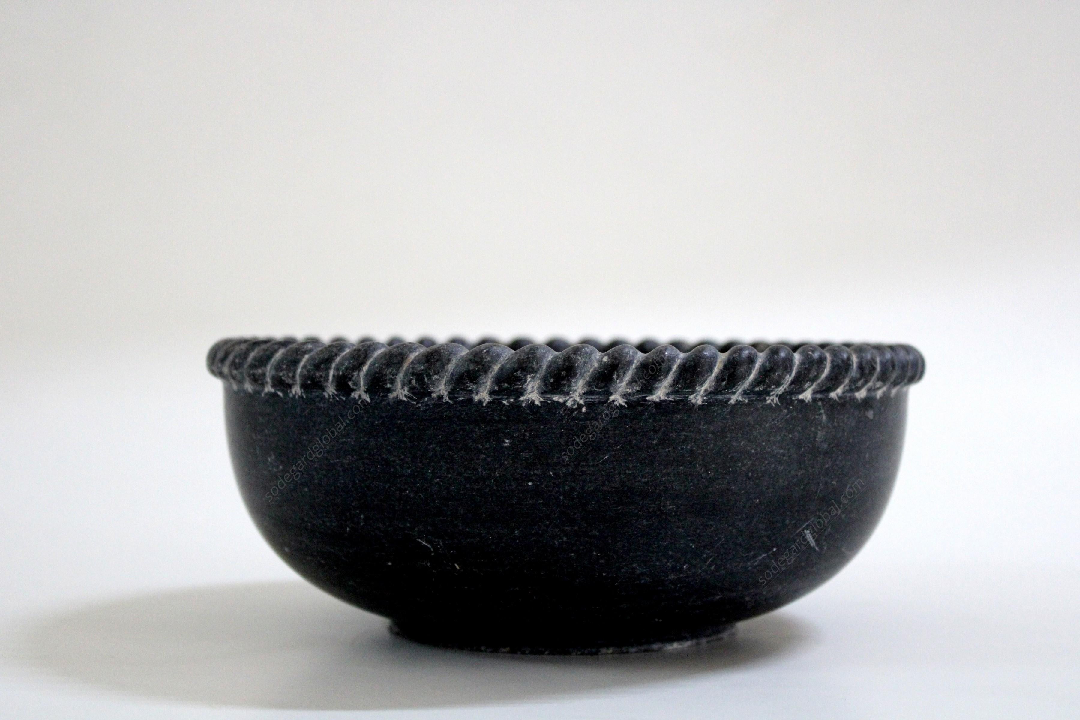 Bol en corde en marbre noir fabriqué à la main en Inde par Stephanie Odegard en vente 2