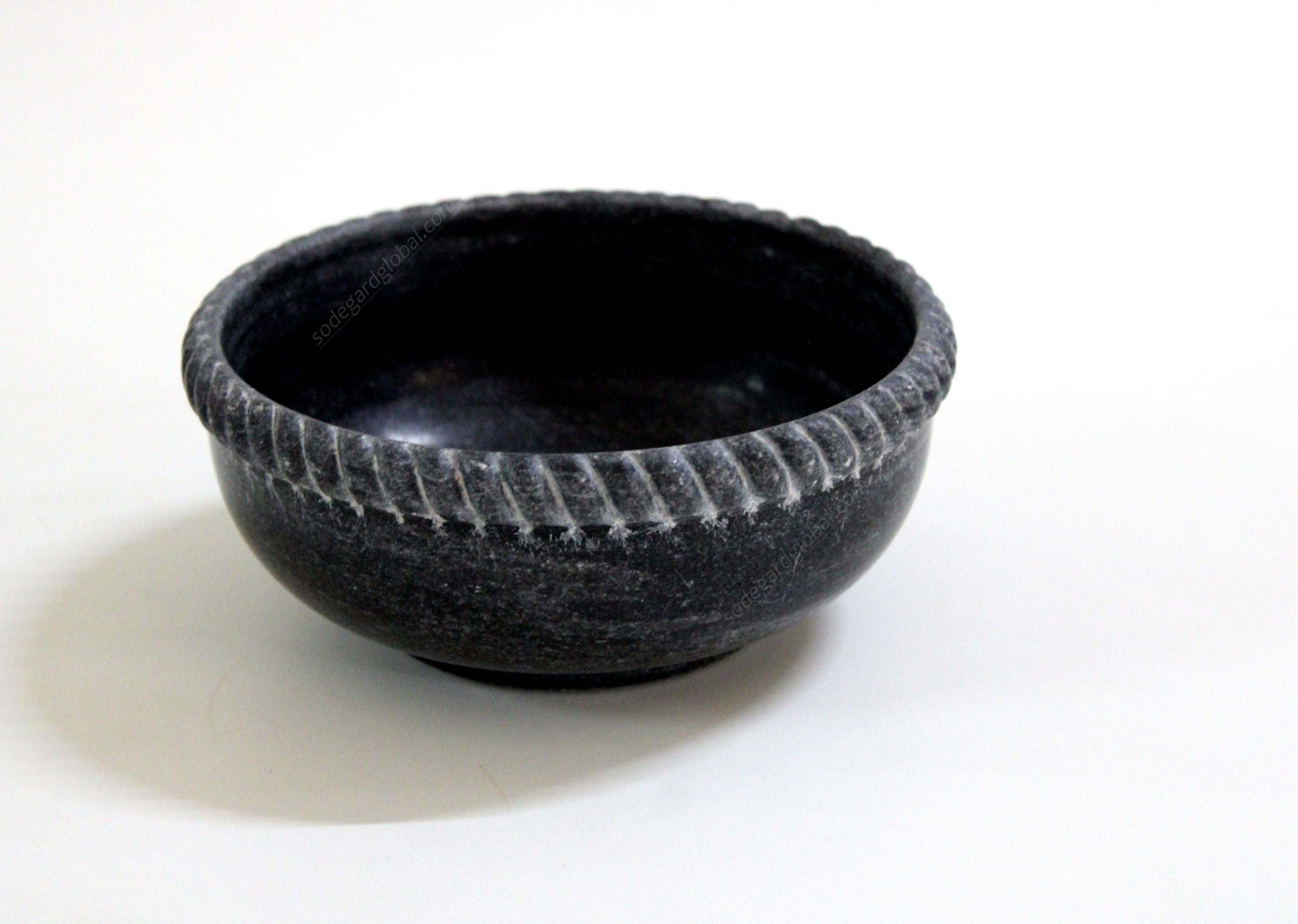 Bol en corde en marbre noir fabriqué à la main en Inde par Stephanie Odegard en vente 3