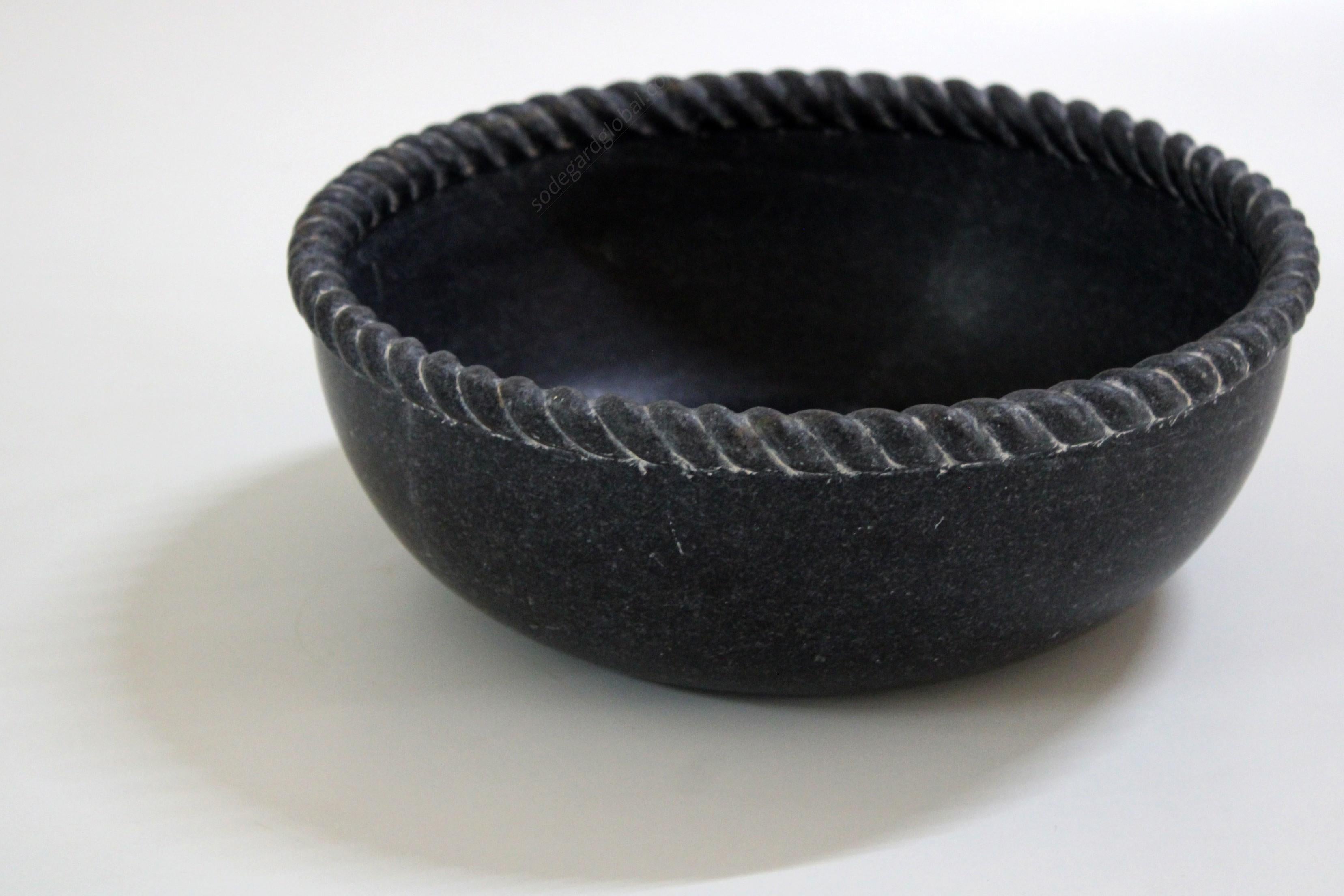 Bol en corde en marbre noir fabriqué à la main en Inde par Stephanie Odegard en vente 7