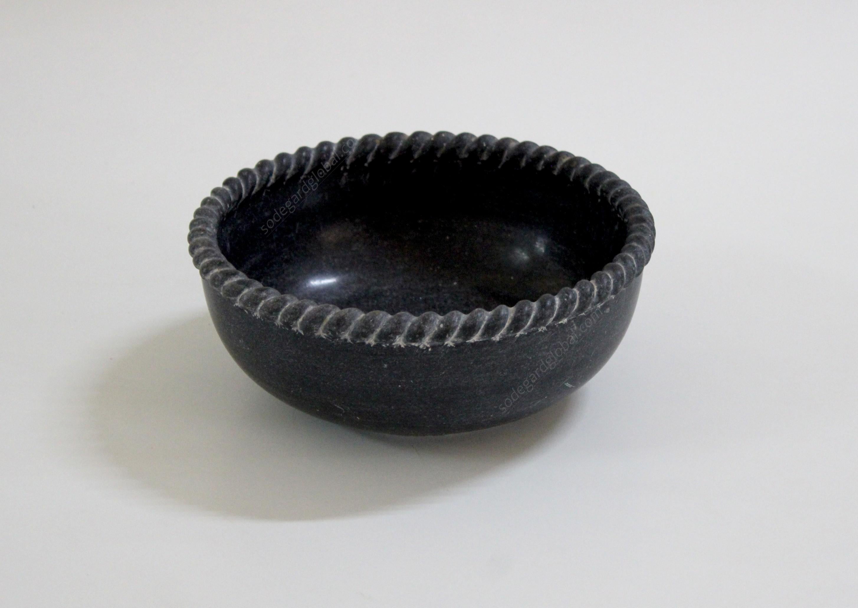 XXI secolo e contemporaneo Ciotola di corda in marmo nero realizzata a mano in India da Stephanie Odegard in vendita