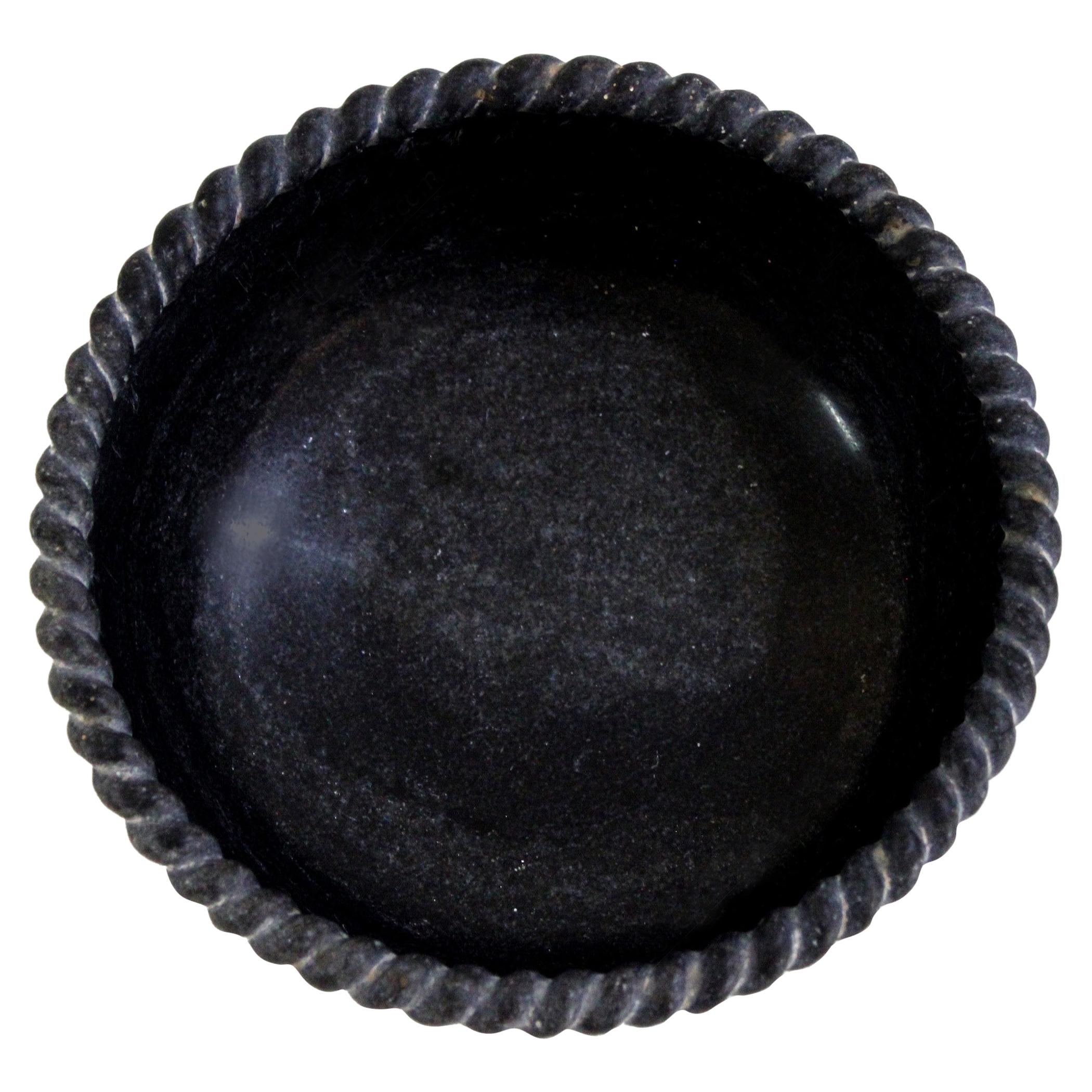 Ciotola di corda in marmo nero realizzata a mano in India da Stephanie Odegard