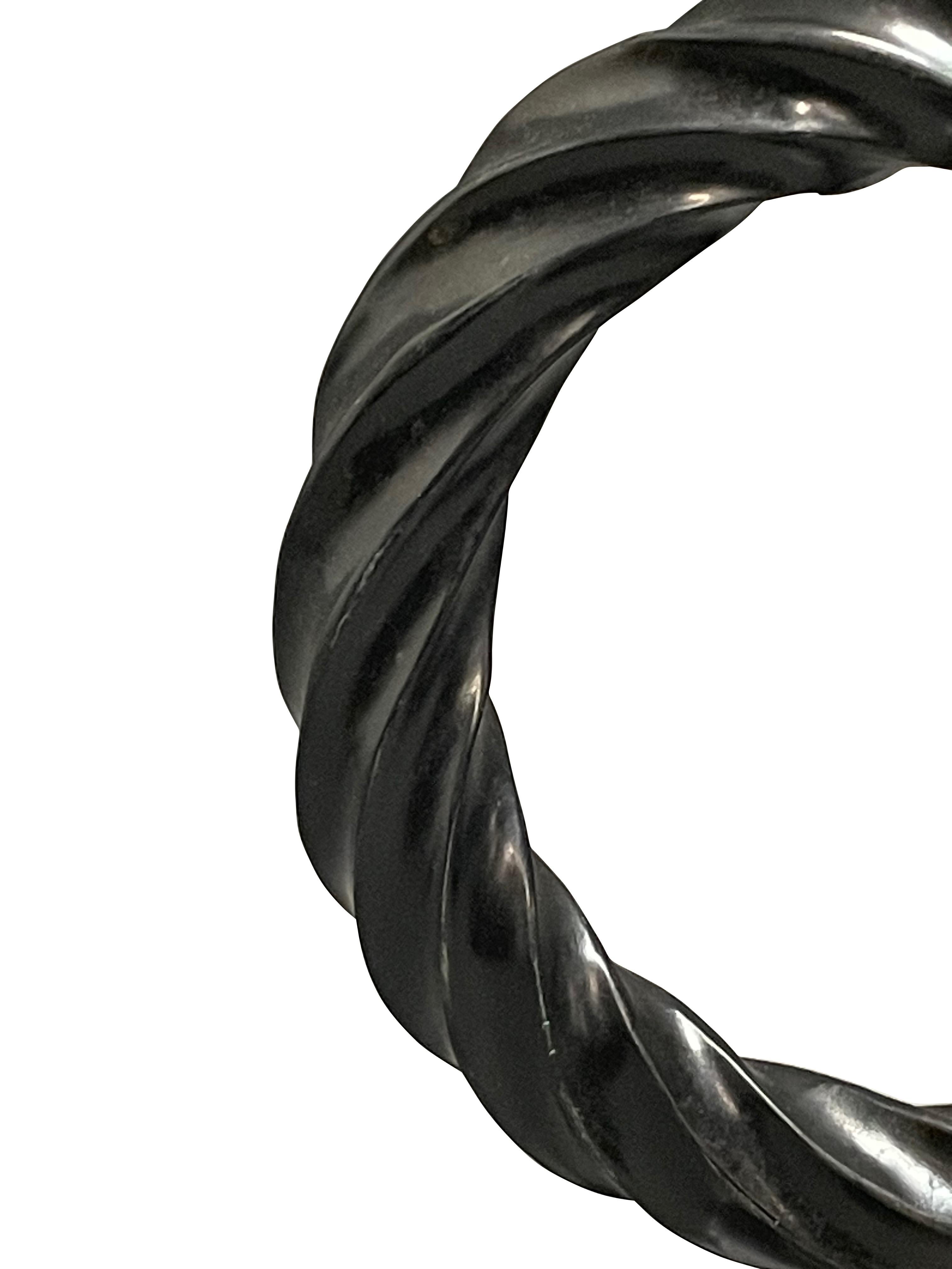Ensemble chinois contemporain de deux anneaux de pierre en corde noire sur des supports en métal.
Finition polie
Les supports mesurent 6