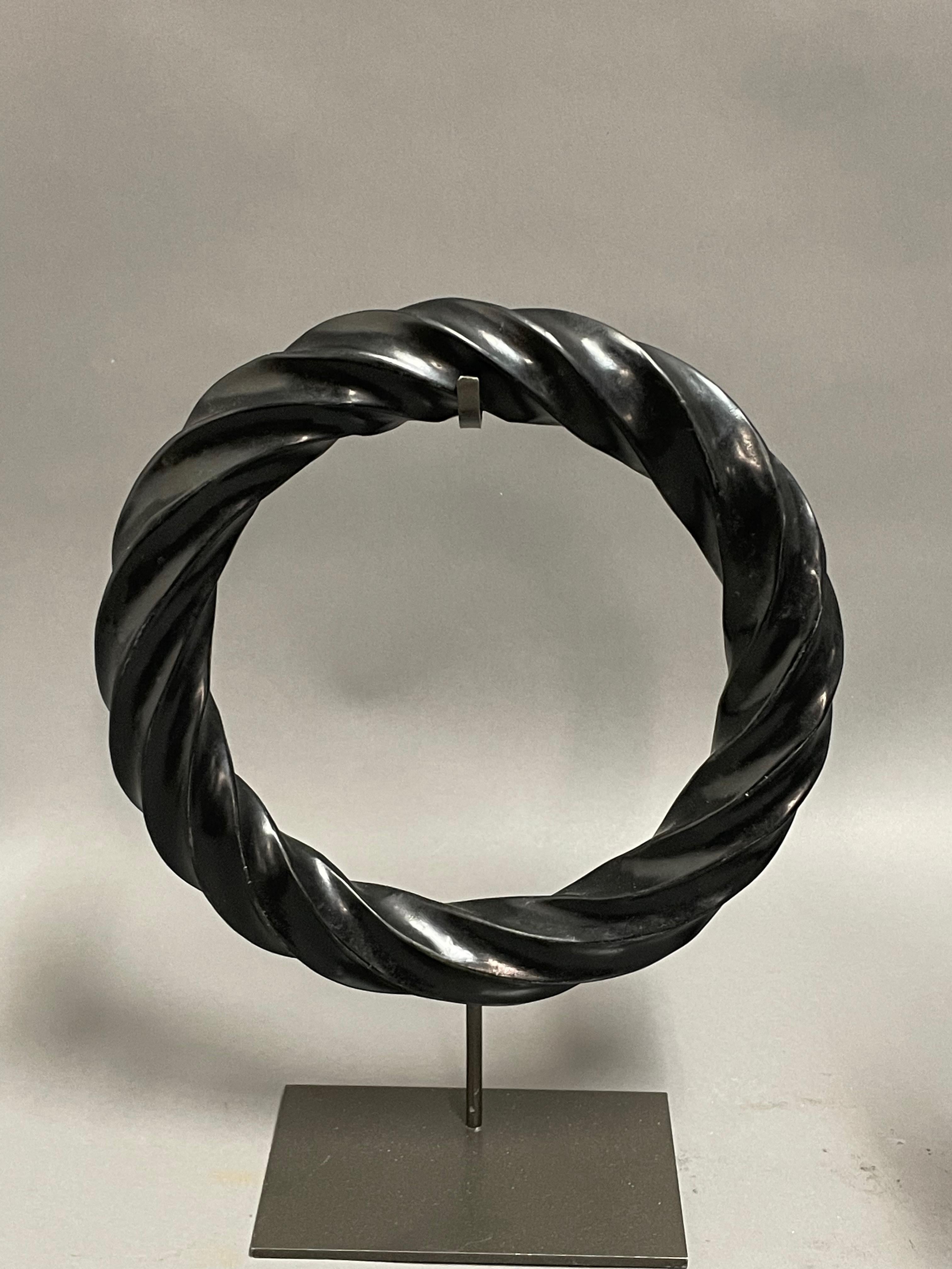 XXIe siècle et contemporain Ensemble de deux bagues sur stand en pierre de corde noire, Chine, Contemporary en vente