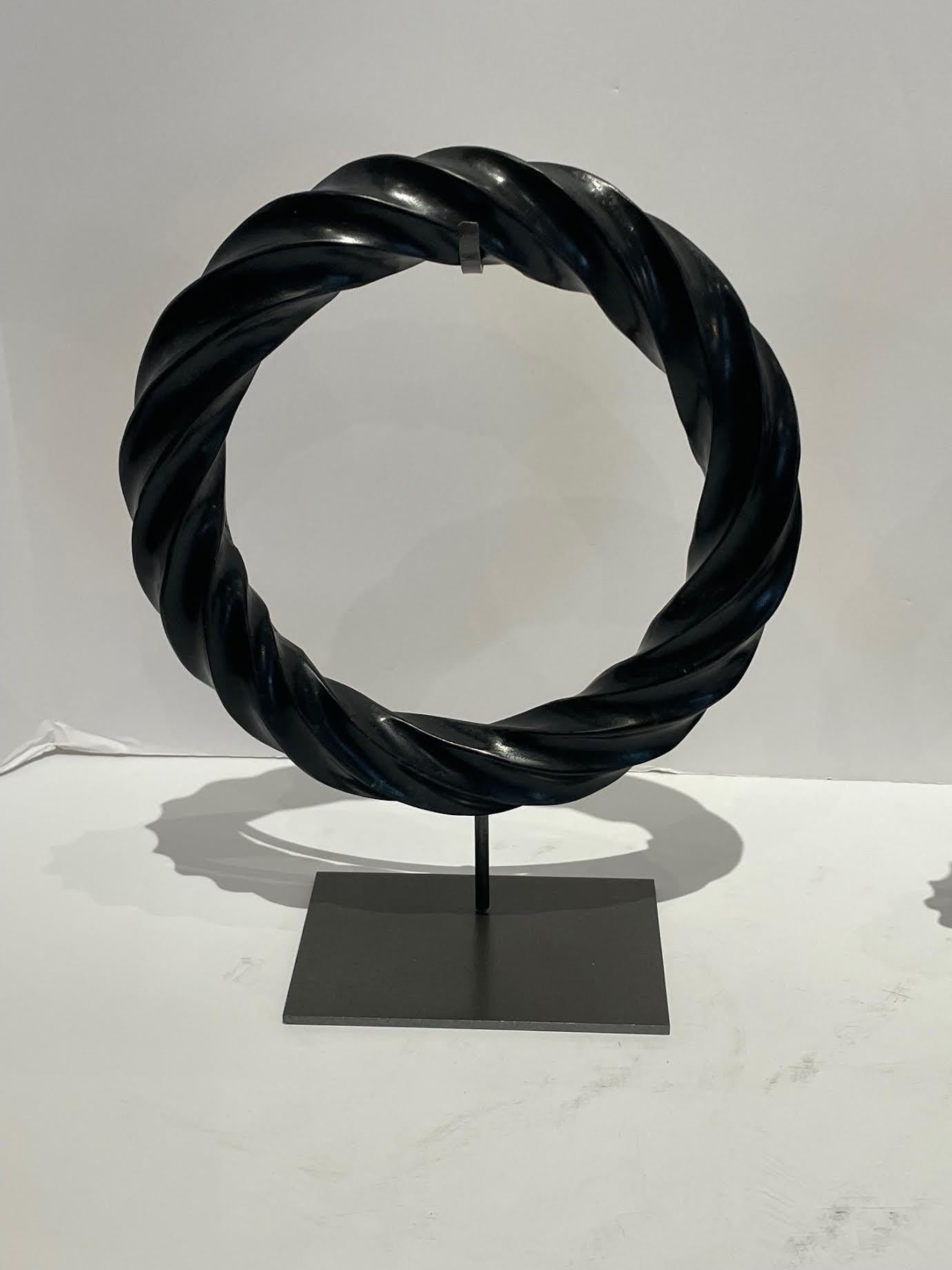 Pierre Ensemble de deux bagues sur stand en pierre de corde noire, Chine, Contemporary en vente