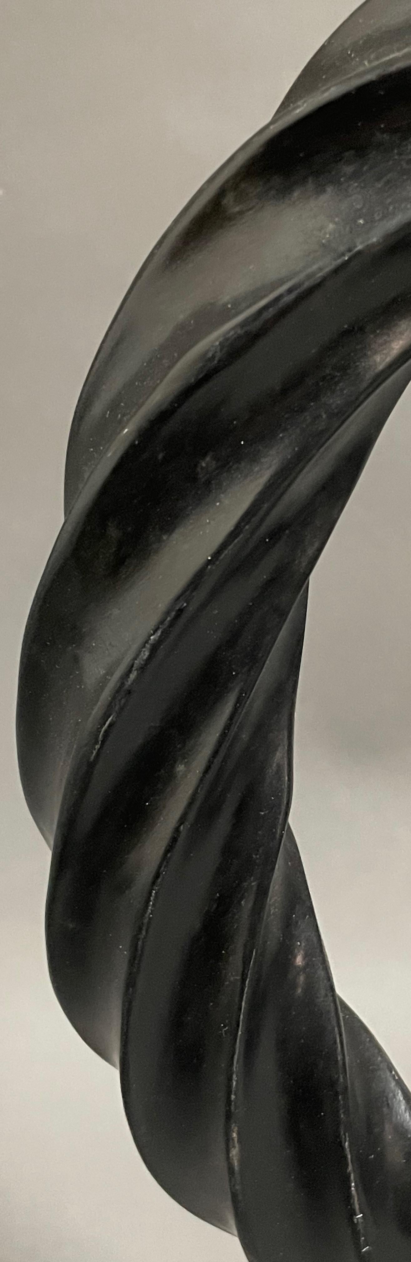 Ensemble de deux bagues sur stand en pierre de corde noire, Chine, Contemporary en vente 1