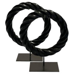 Schwarzes Seil Stone Set von zwei Ringen auf Ständern, China, Contemporary