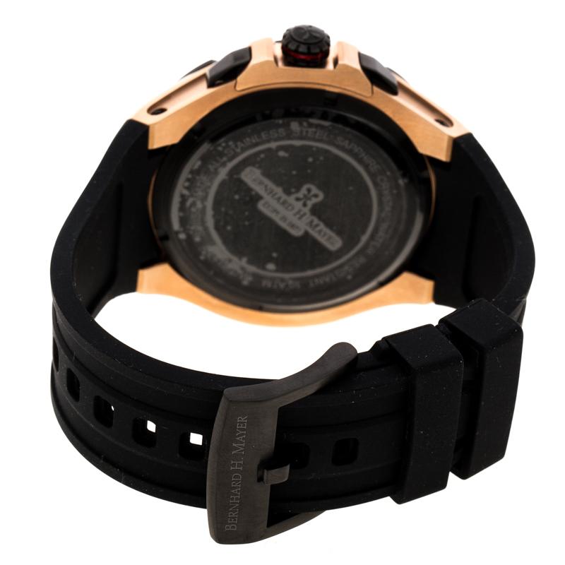 Tragen Sie Luxus an Ihrem Handgelenk mit dieser Victor Chronograph Armbanduhr von Bernhard H. Mayer. Diese in der Schweiz hergestellte Uhr aus schwarz PVD-beschichtetem und rosévergoldetem Edelstahl wird von einem Kautschukarmband gehalten. Sie ist