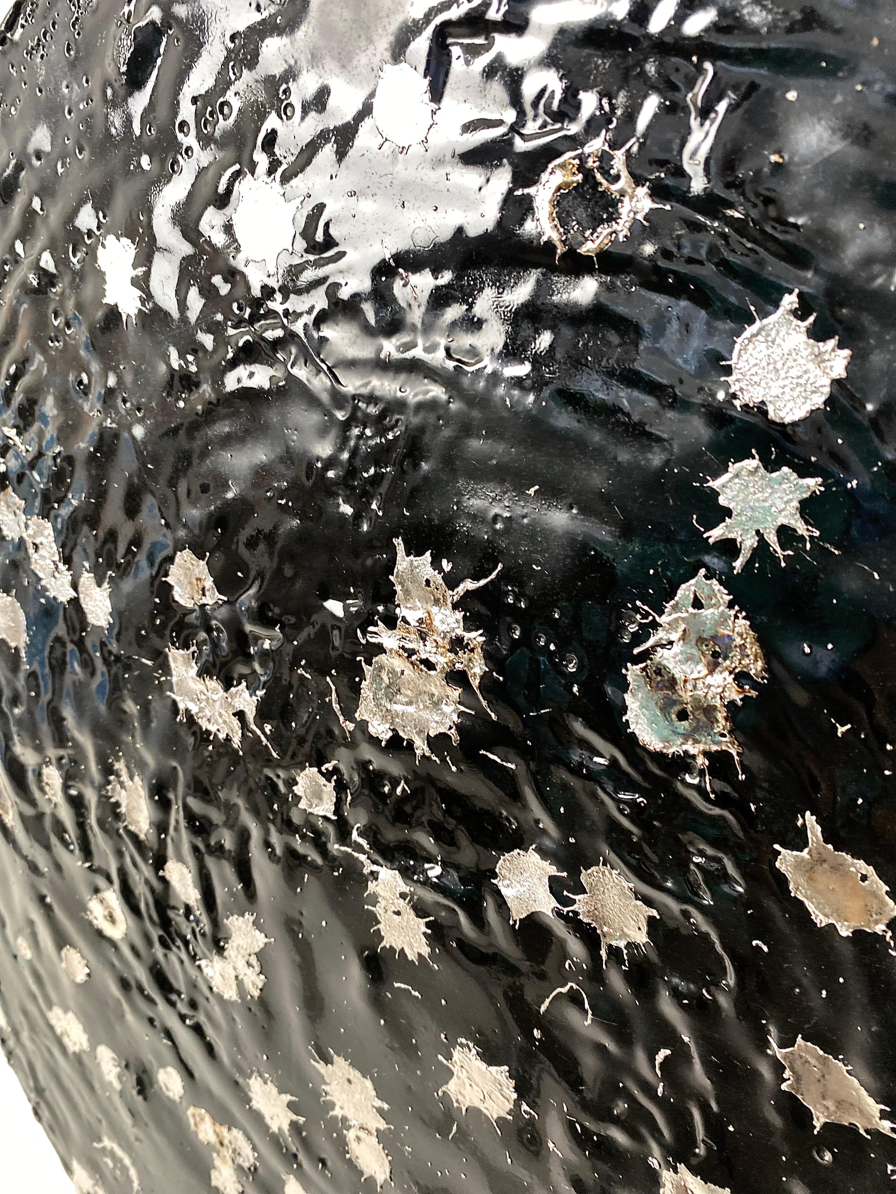 Schwarzes rundes abstraktes Gemälde, Schornstein und geschmolzenes Zinn  im Zustand „Hervorragend“ im Angebot in Culver City, CA