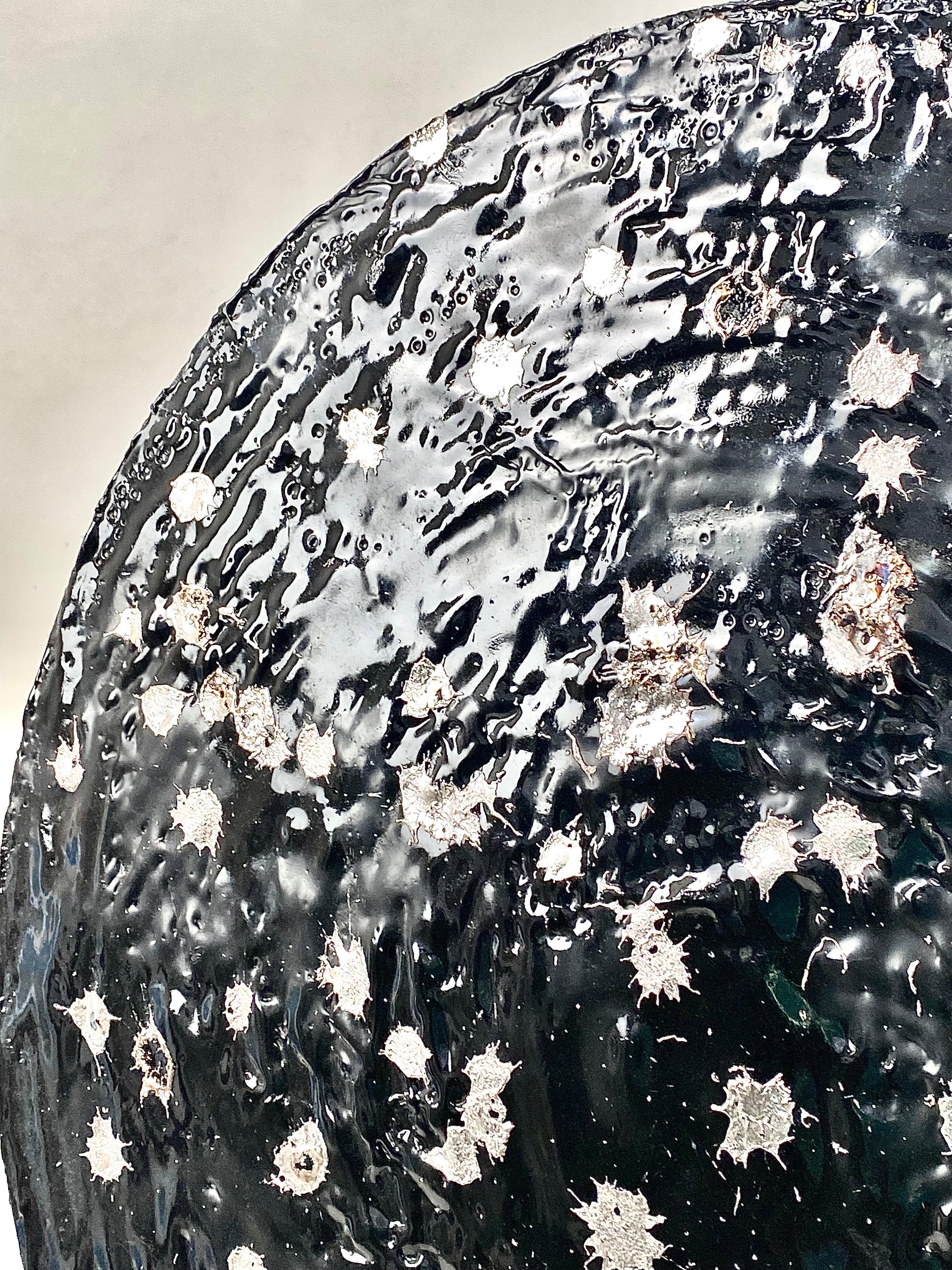 Schwarzes rundes abstraktes Gemälde, Schornstein und geschmolzenes Zinn  (21. Jahrhundert und zeitgenössisch) im Angebot