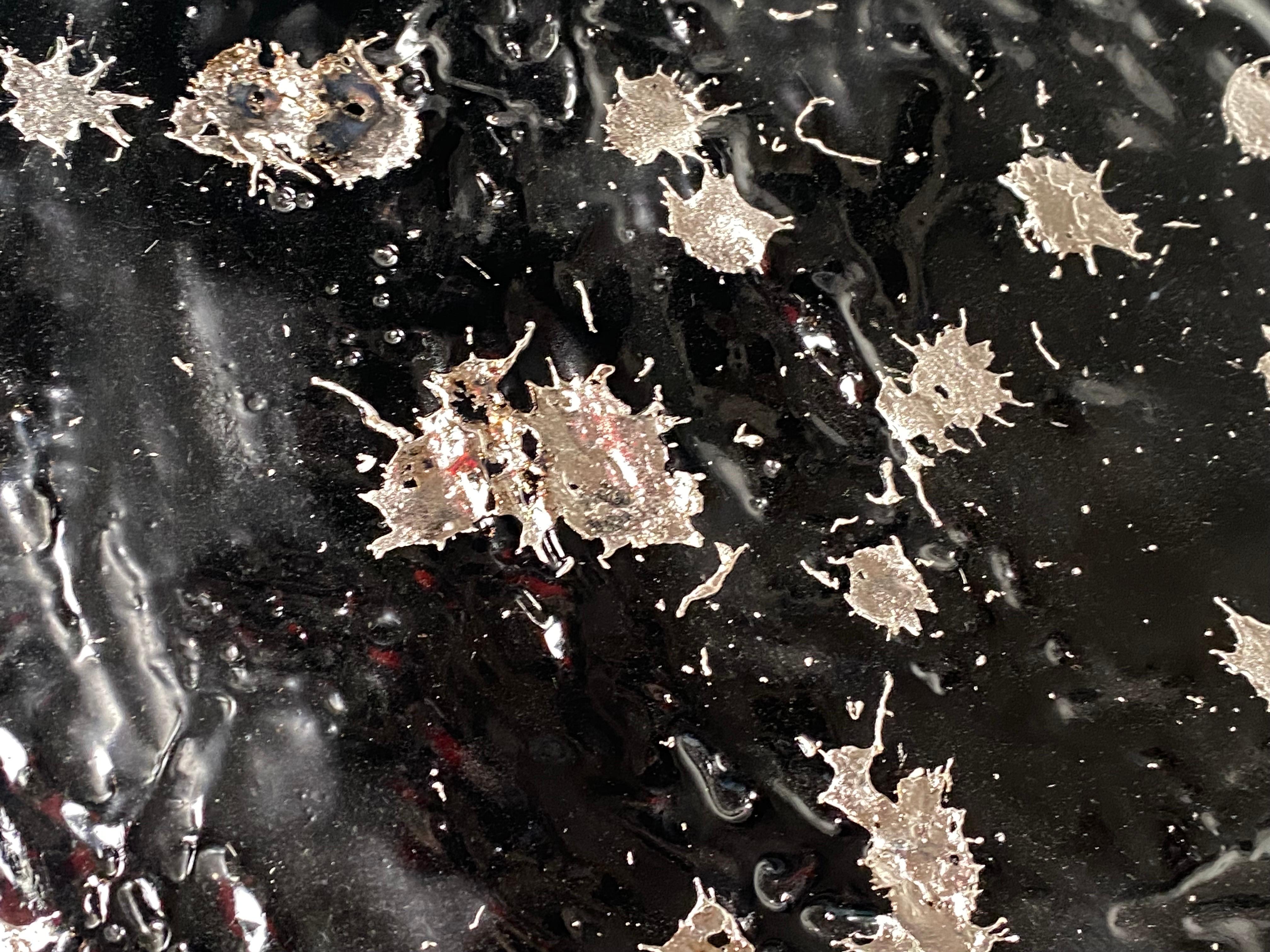 Schwarzes rundes abstraktes Gemälde, Schornstein und geschmolzenes Zinn  im Angebot 2