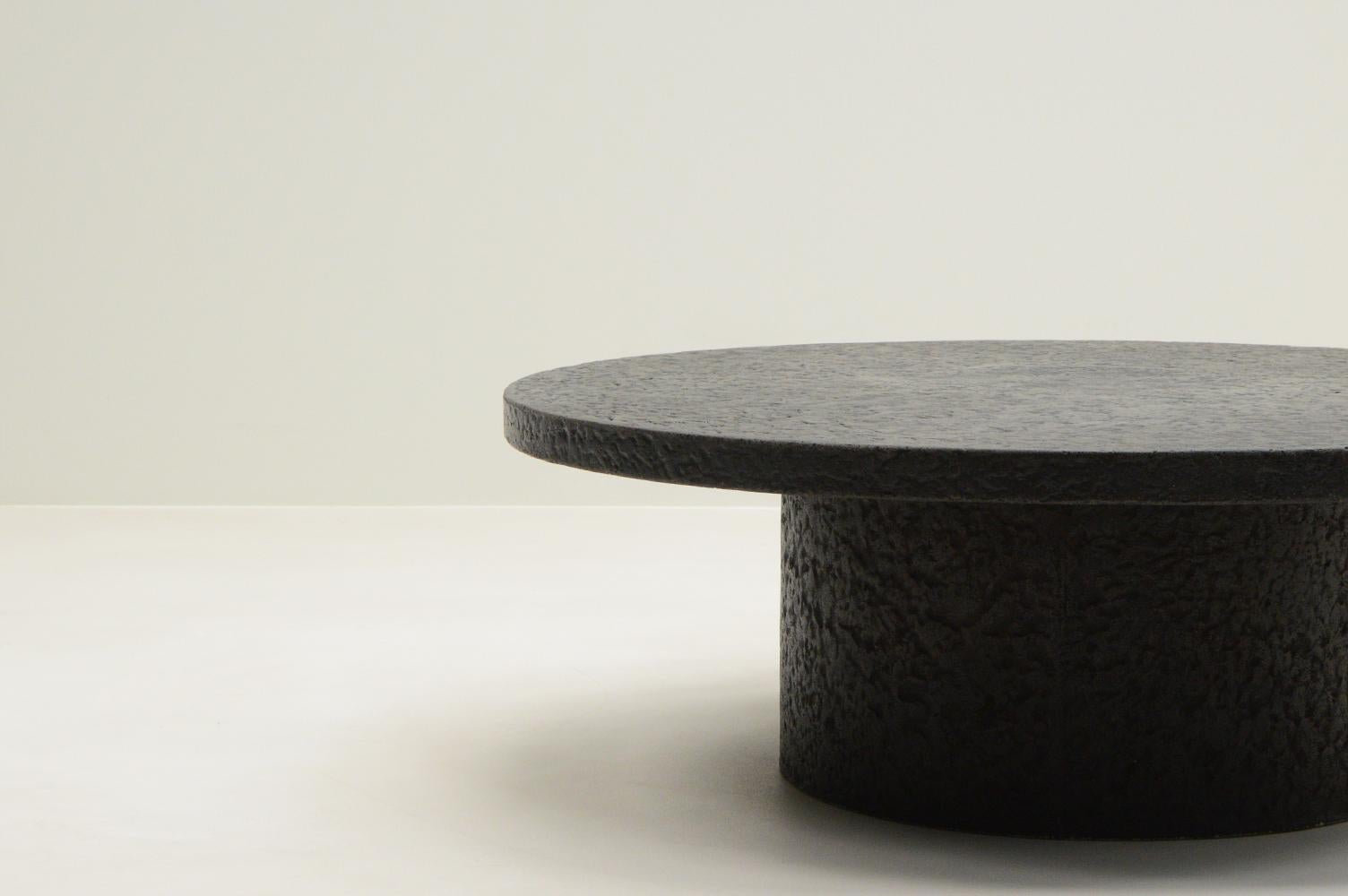 Black round brutalist stone resin coffee table, 70’s Netherlands. In Good Condition In Landgraaf, NL