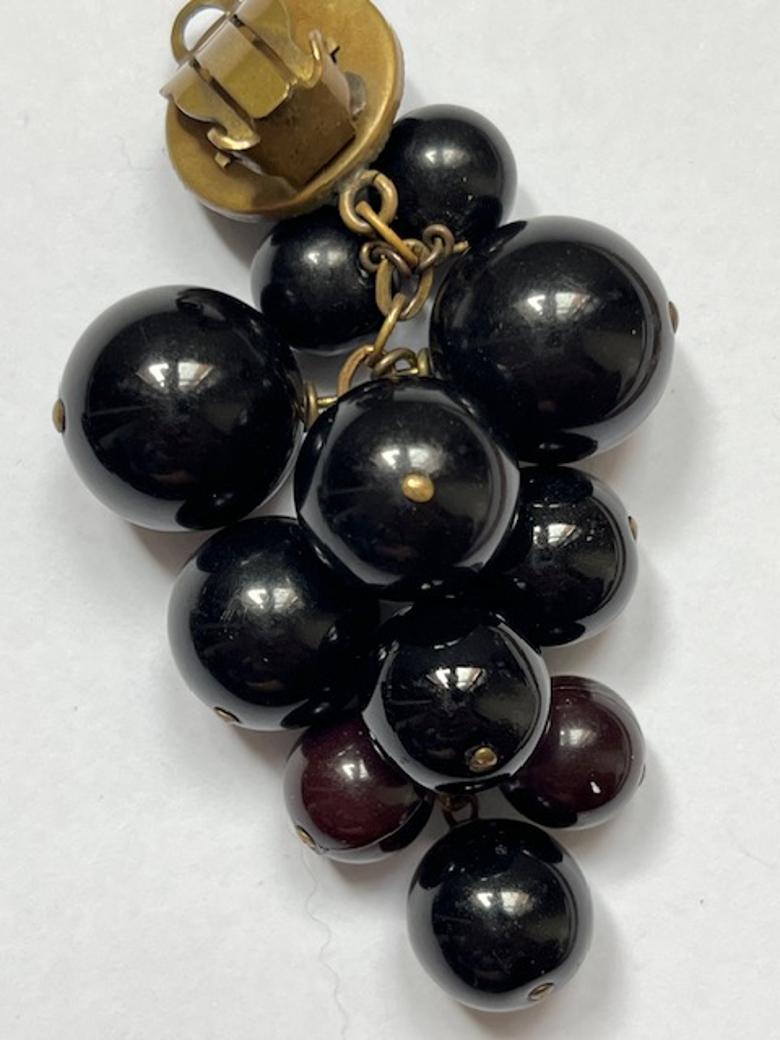 Boucles d'oreilles à clip en bakélite noire à grappes rondes Excellent état - En vente à PARIS, FR