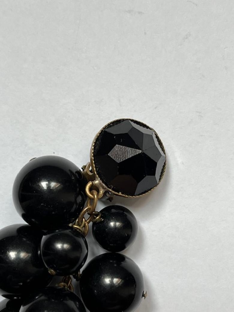 Boucles d'oreilles à clip en bakélite noire à grappes rondes Pour femmes en vente