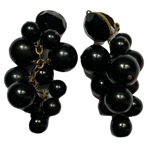 Boucles d'oreilles à clip en bakélite noire à grappes rondes en vente