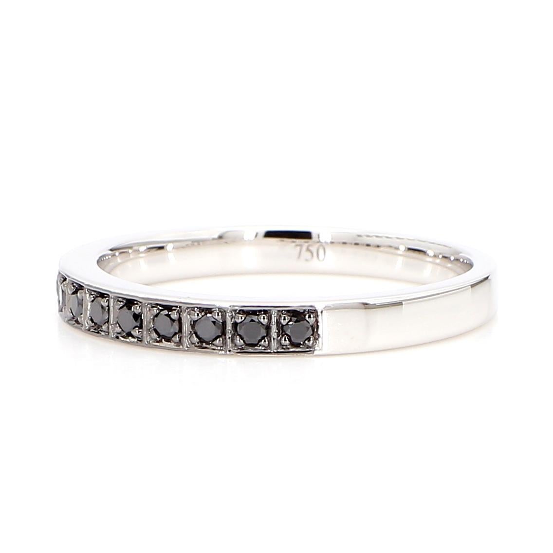 Raregemworld propose un magnifique bracelet en diamant. Monté dans une belle monture en or blanc 18 carats avec une mêlée de diamants noirs de taille ronde. Cette bague est garantie pour impressionner et améliorer votre collection personnelle
