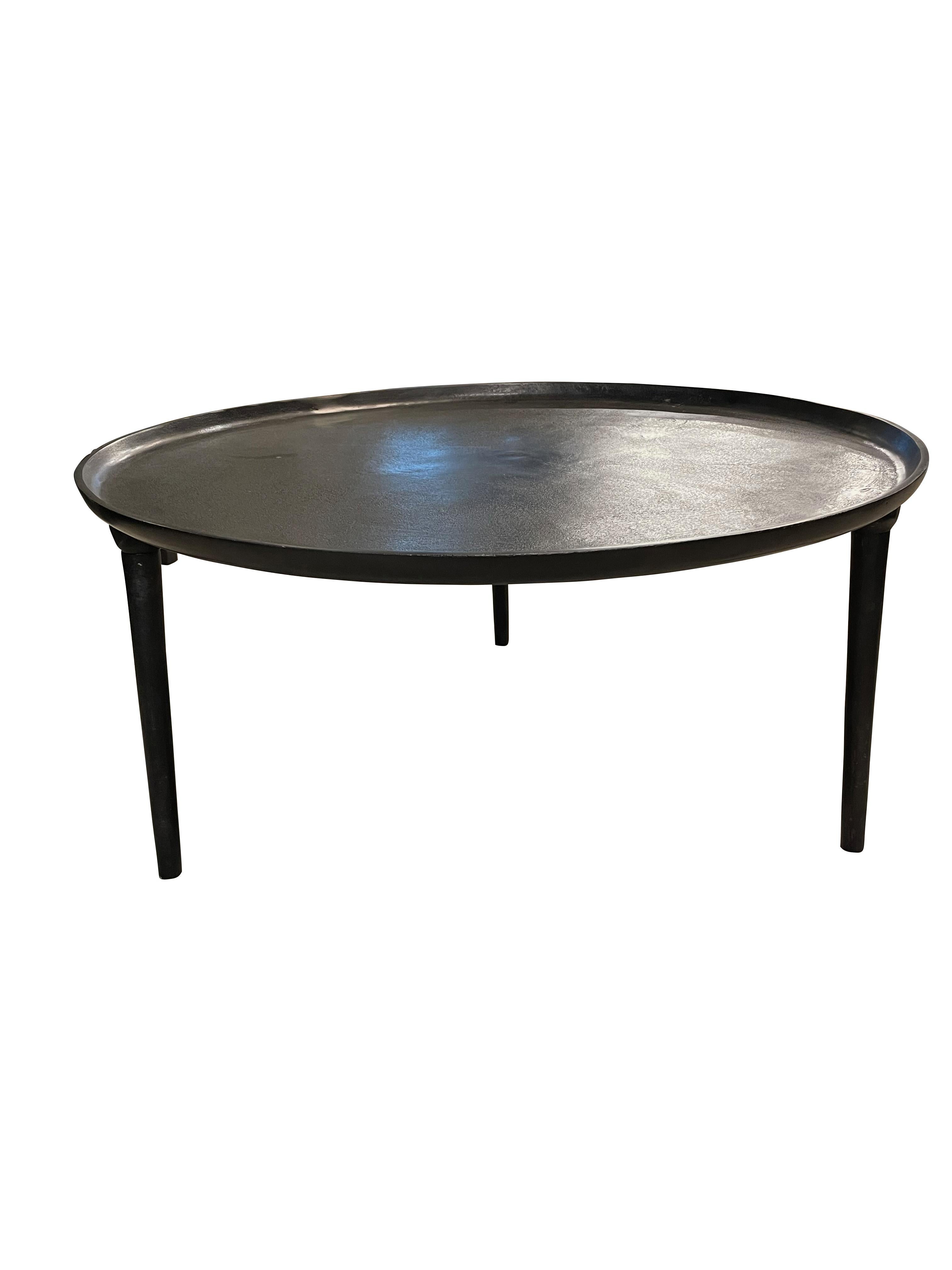 Contemporary Indonesian round black iron coffee table.
Three taper designed legs.
Slight lip around border.
Subtle textured finish.
ARRIVING NOVEMBER