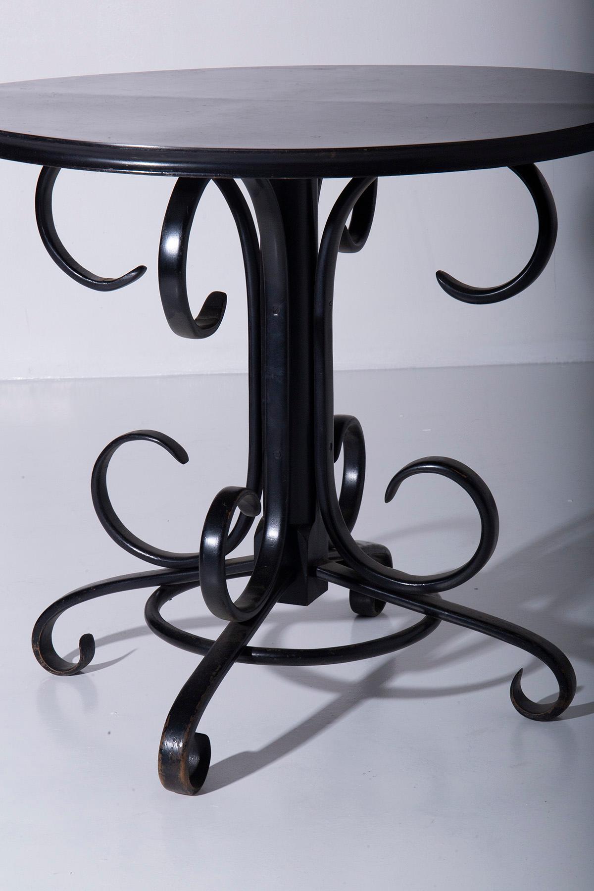 Early 20th Century Table ronde noire Art Déco italien  en vente