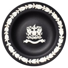 Plat attrape-tout rond noir Jasperware Wedgewood City of London